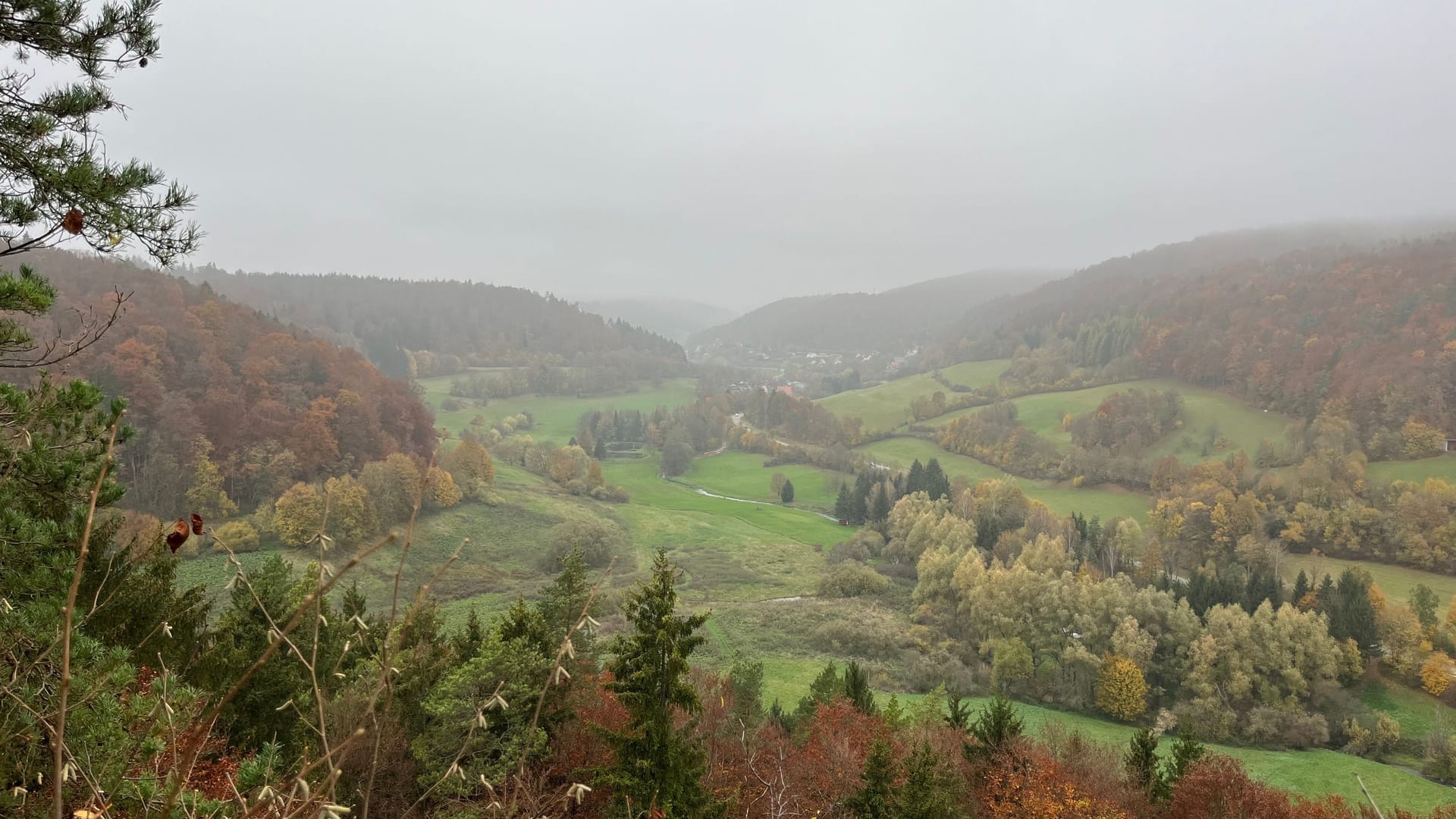 Ausblick von der Hohlen Kirche aus: Von dort liegt einem Trubachtal zu Füßen.