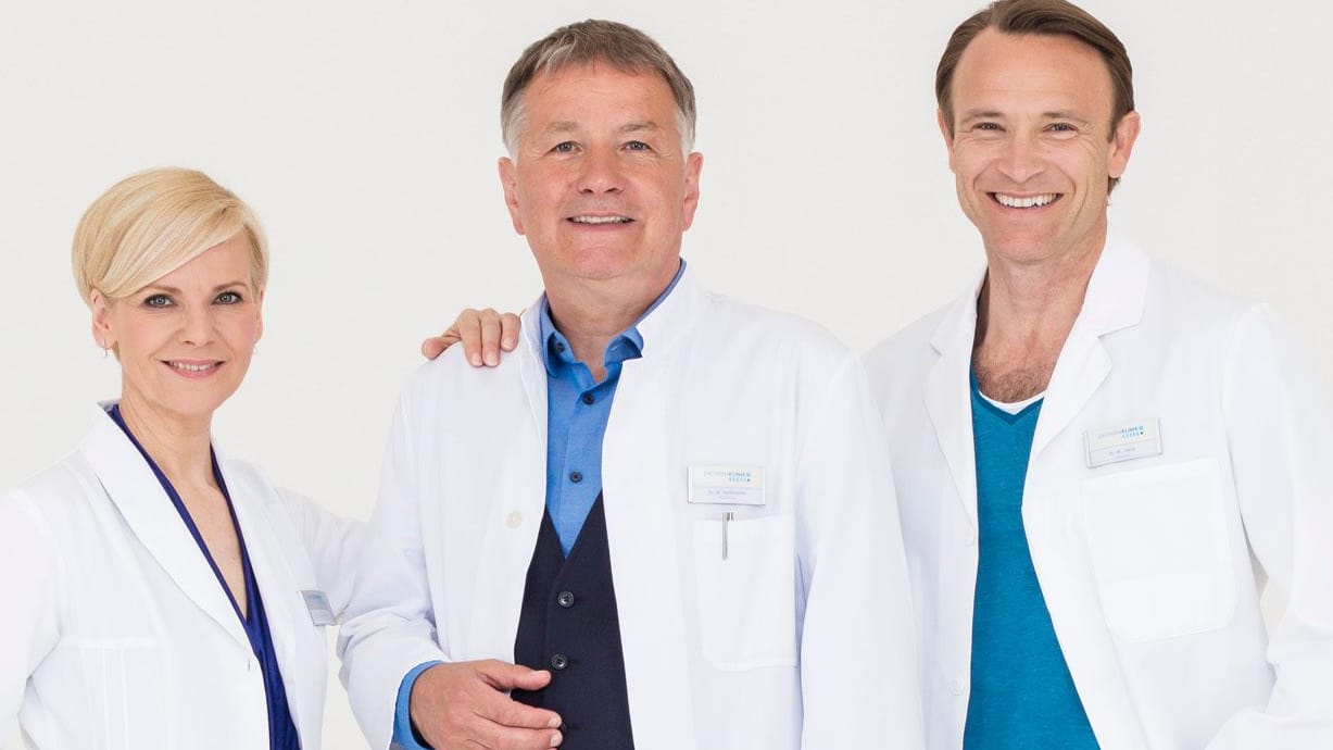 "In aller Freundschaft": Dr. Kathrin Globisch (Andrea Kathrin Loewig), Dr. Roland Heilmann (Thomas Rühmann), und Dr. Martin Stein (Bernhard Bettermann) legen eine kurze Pause ein. "In aller Freundschaft": Dr. Kathrin Globisch (Andrea Kathrin Loewig), Dr. Roland Heilmann (Thomas Rühmann), und Dr. Martin Stein (Bernhard Bettermann) legen eine kurze Pause ein.