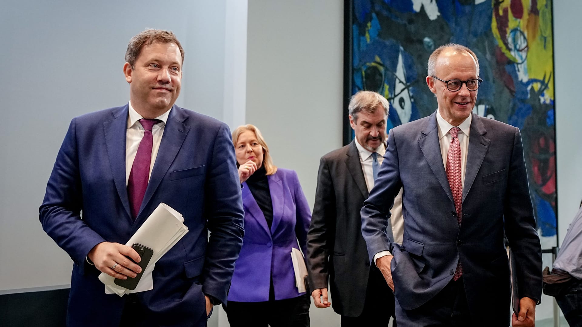 Die Spitzen der Koalition: Finanzminister Lars Klingbeil (Linke, SPD) wird voraussichtlich noch in diesem Jahr einen Entwurf für eine Riester-Reform vorlegen. Die Spitzen der Koalition: Finanzminister Lars Klingbeil (Linke, SPD) wird voraussichtlich noch in diesem Jahr einen Entwurf für eine Riester-Reform vorlegen.