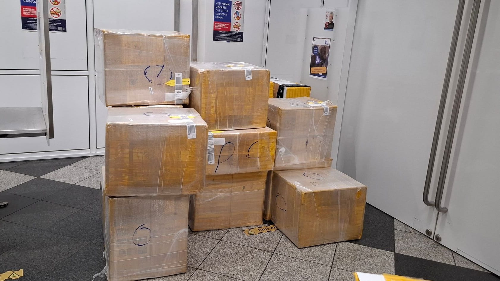 Kisten mit rund 600.000 Zigaretten