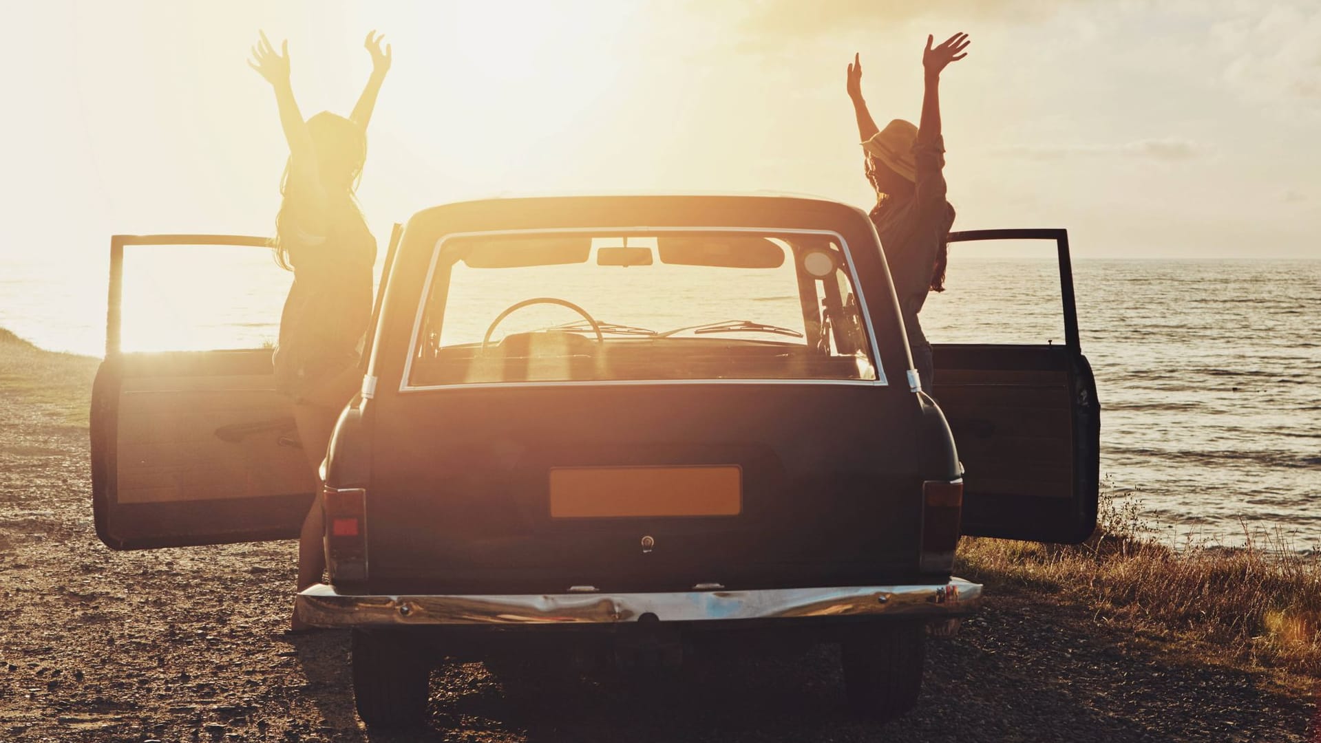 Freunde am Meer: Ein Roadtrip wäre für viele Deutsche das schönste Abenteuer (Symbolfoto). Freunde am Meer: Ein Roadtrip wäre für viele Deutsche das schönste Abenteuer (Symbolfoto).
