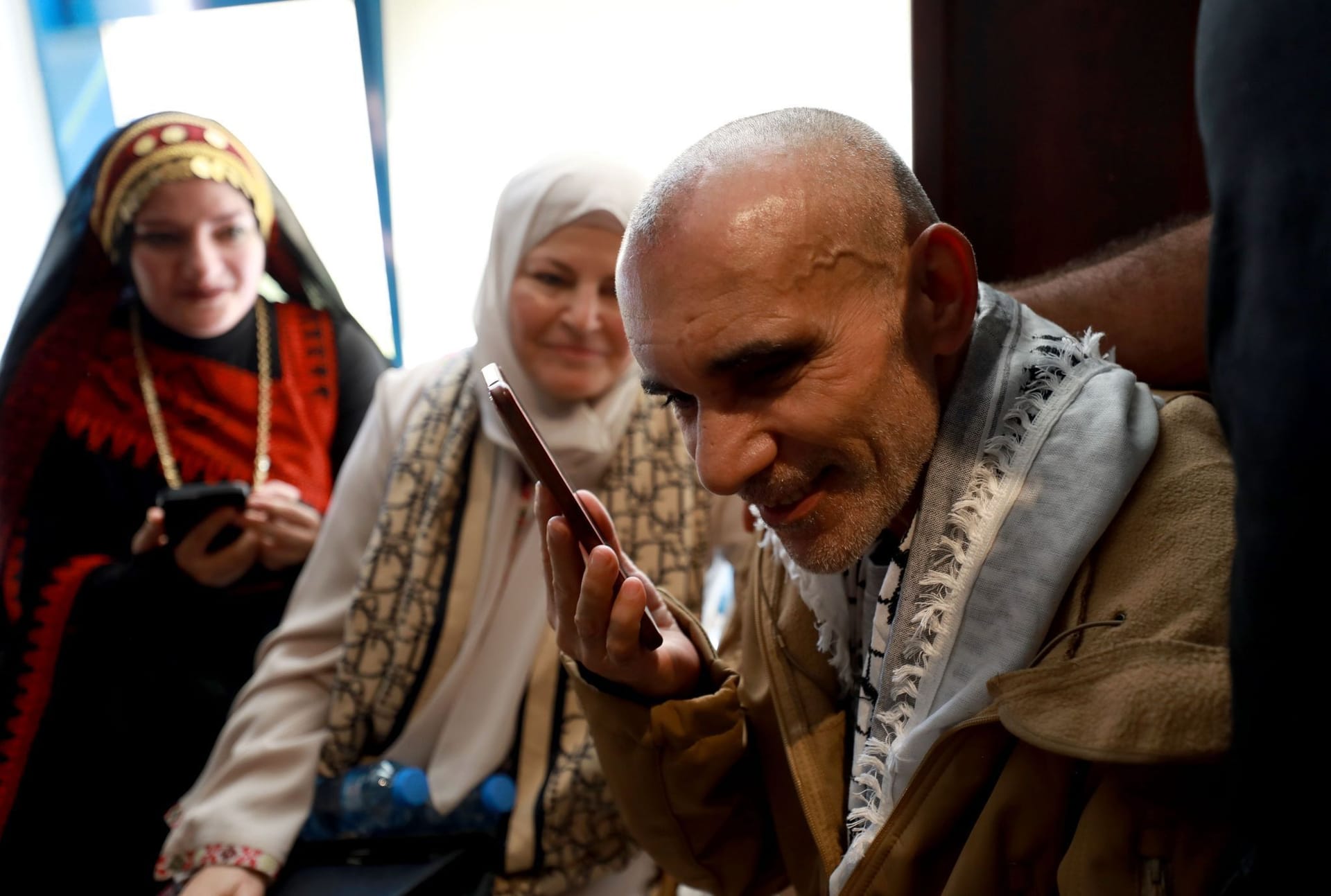 Ein aus israelischer Haft entlassener Palästinenser telefoniert mit Verwandten. Ein aus israelischer Haft entlassener Palästinenser telefoniert mit Verwandten.