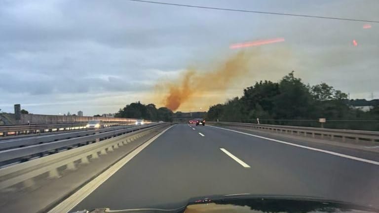 Die Gaswolke über Mainaschaff von der Autobahn aus gesehen.