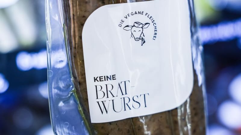 Vegane Bratwurst liegt in der Veganen Metzgerei in der Auslage: Ist das eine Täuschung des Verbrauchers. Vegane Bratwurst liegt in der Veganen Metzgerei in der Auslage: Ist das eine Täuschung des Verbrauchers.