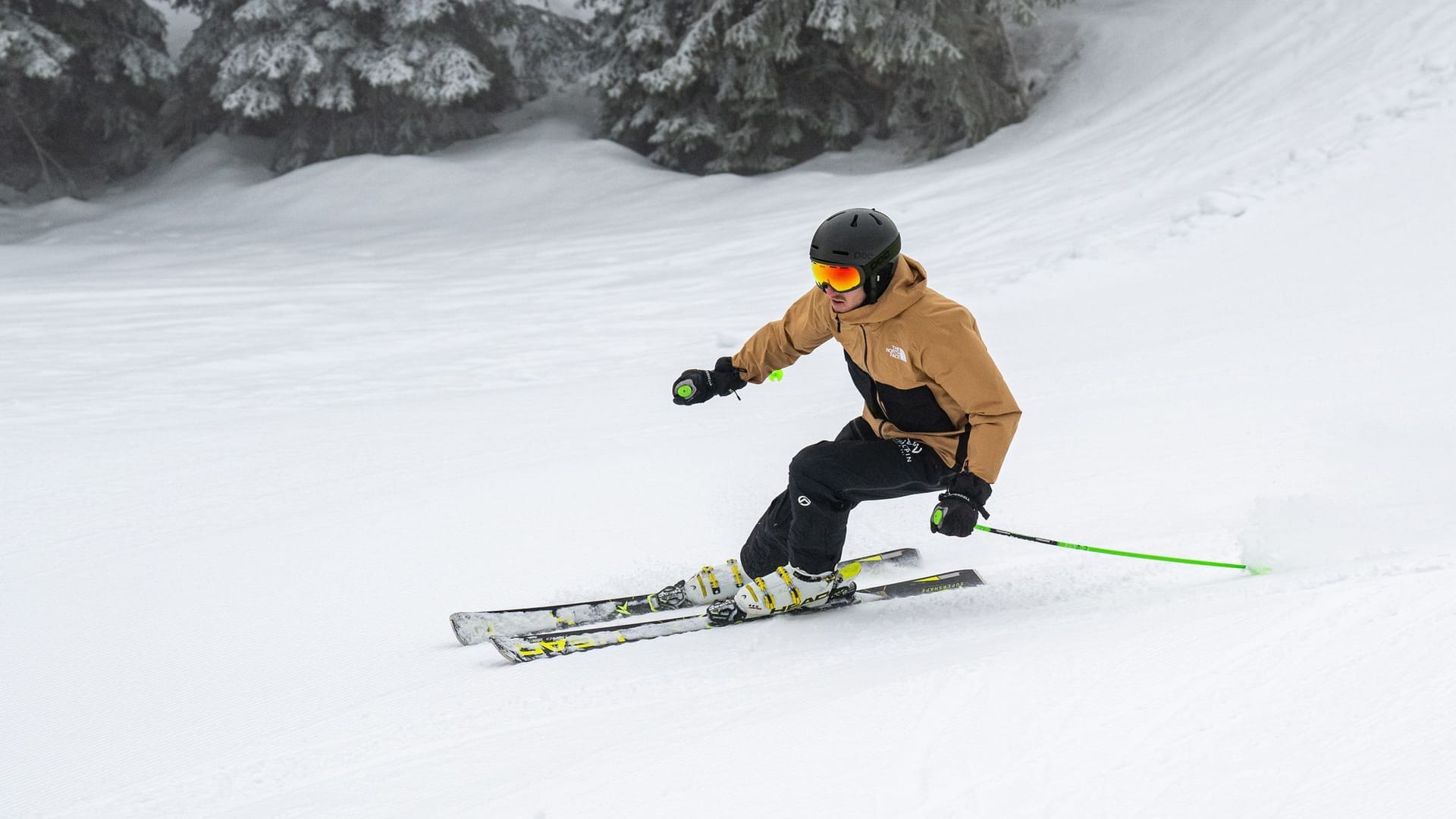 Skifahrer faehrt die Skipiste hinab Skifahrer faehrt die Skipiste hinab