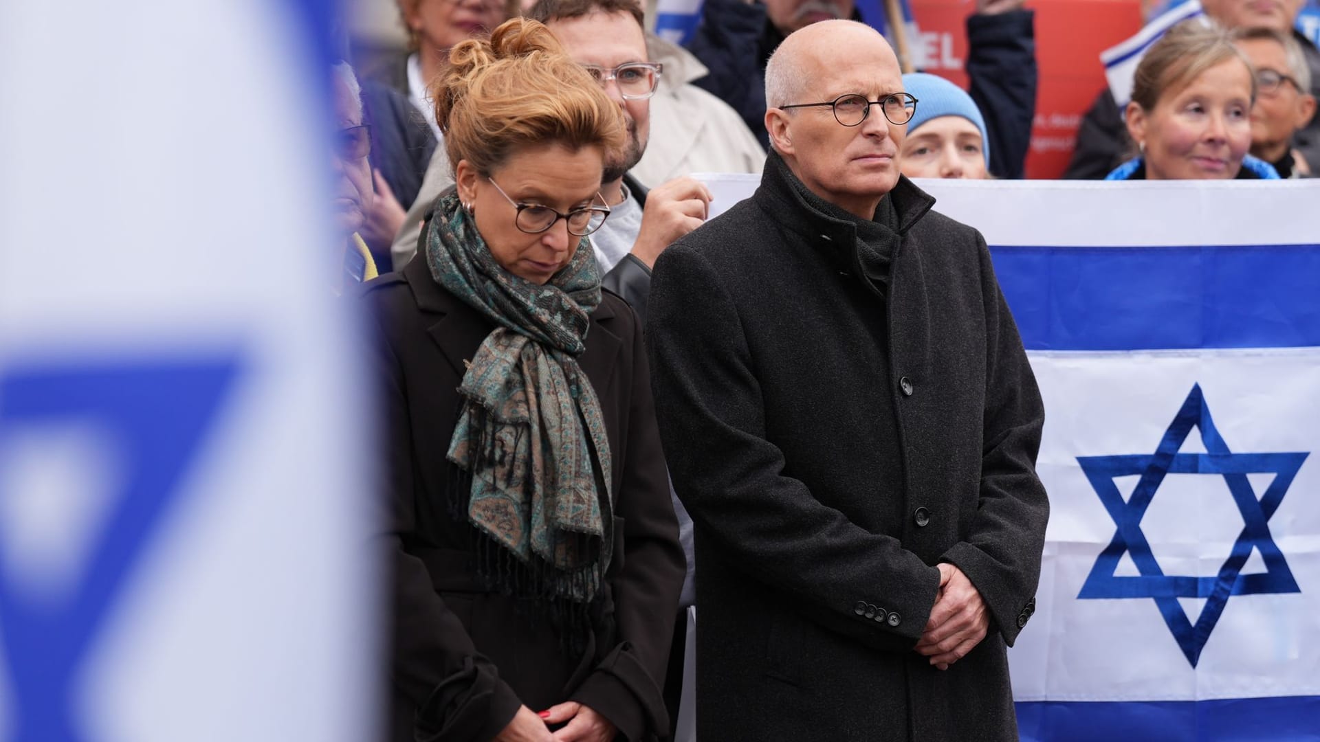 Bürgerschaftspräsidentin Carola Veit (.l, SPD) und Bürgermeister Peter Tschentscher (vorne r., SPD) bei der Mahnwache: Zwei Jahre nach dem Hamas-Angriff erinnerten Hamburger an die Opfer.