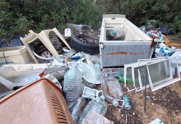 Leere Flaschen, Möbel, Reifen und ein Kühlschrank: Auf Mallorca türmen sich illegale Müllhalden. Leere Flaschen, Möbel, Reifen und ein Kühlschrank: Auf Mallorca türmen sich illegale Müllhalden.