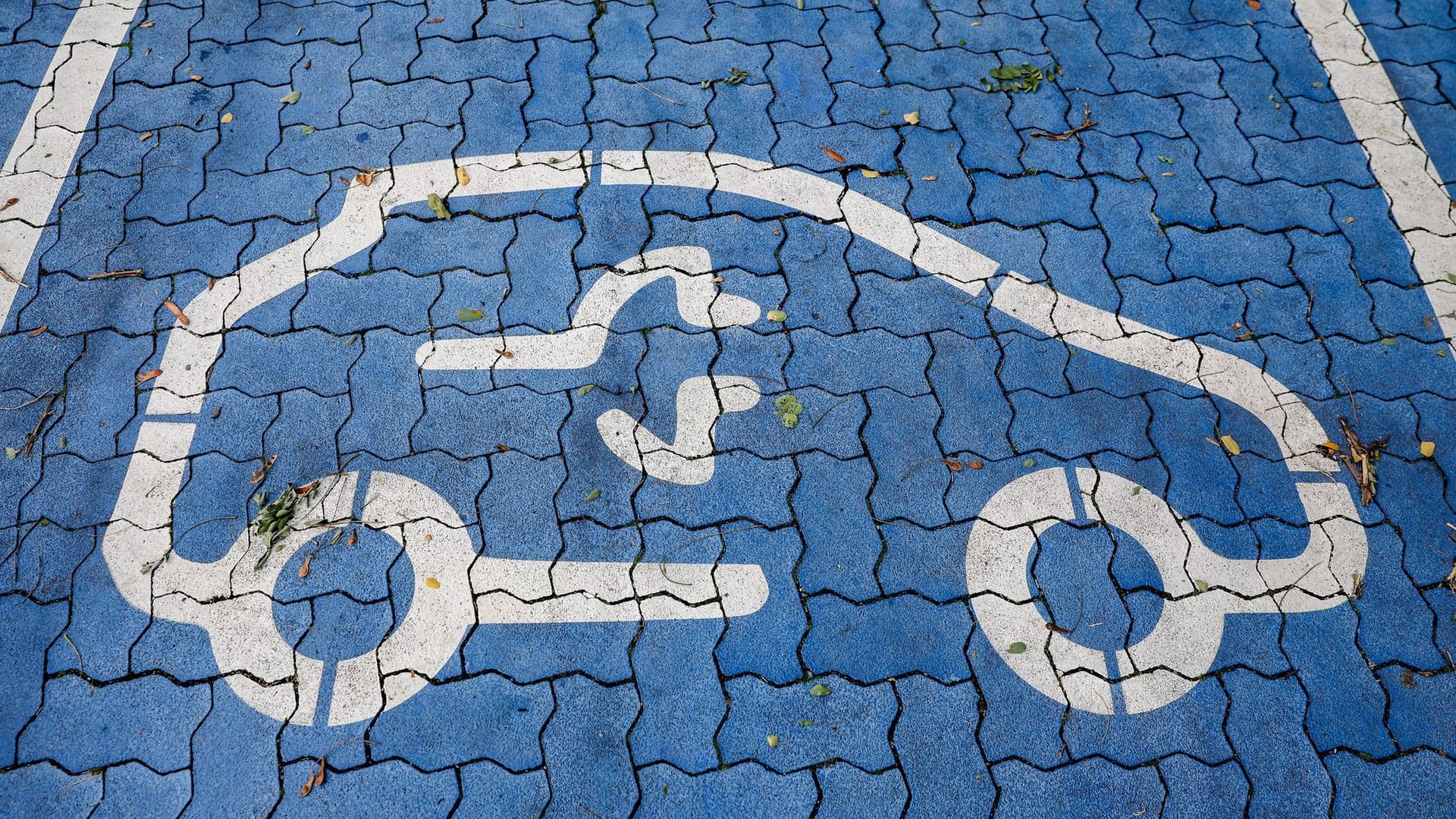 Elektromobilität – Parkplatz an Schnellladesäule