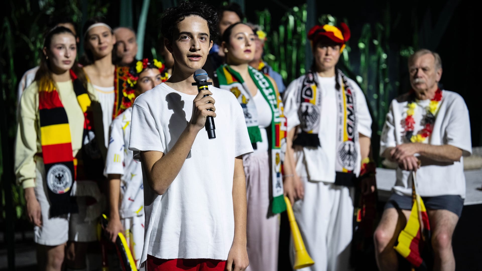 Ruben Sabel (Mesut Özil, vorn) agiert mit weiteren Darstellern während der Fotoprobe am Theater Bremen für das Theaterstück "Der Zauberer von Öz - Eine Fußballtragödie". Ruben Sabel (Mesut Özil, vorn) agiert mit weiteren Darstellern während der Fotoprobe am Theater Bremen für das Theaterstück "Der Zauberer von Öz - Eine Fußballtragödie".