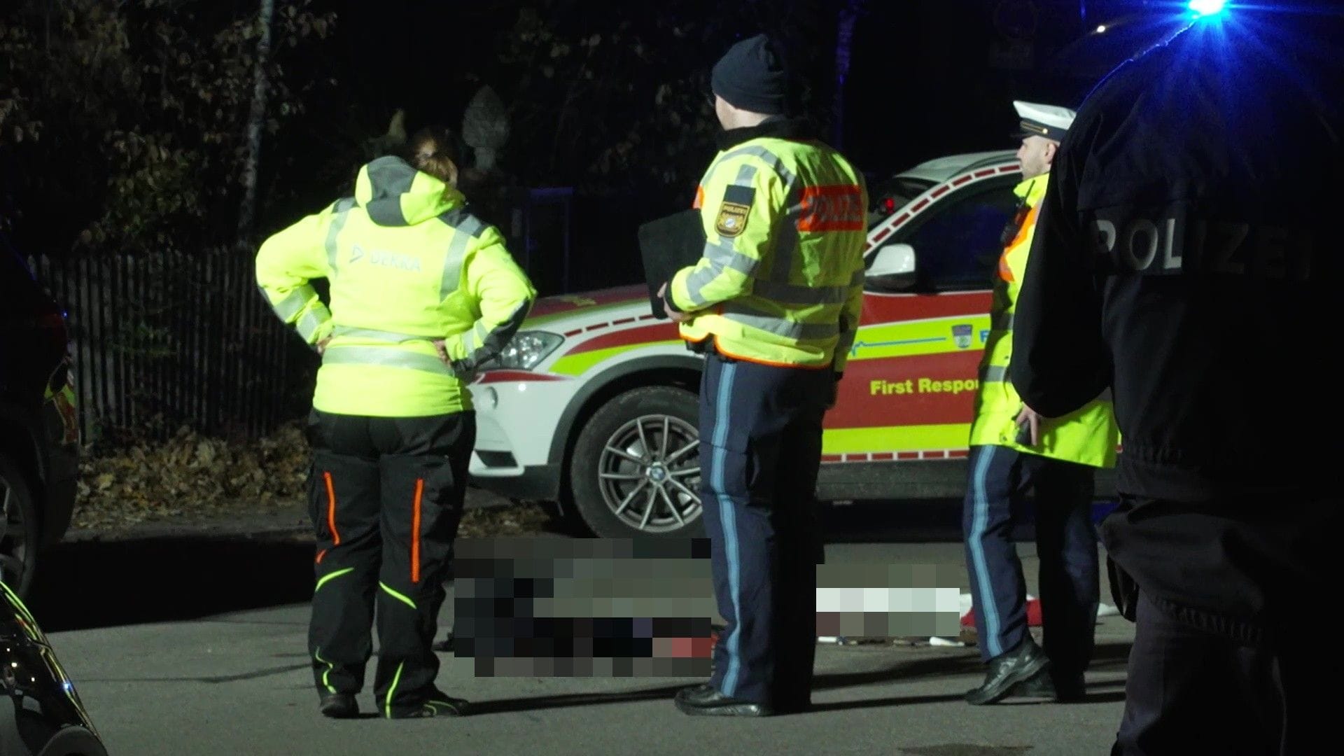 Einsatzkräfte stehen an der Unglücksstelle in Unterhaching: Zunächst war nicht klar, ob es sich um eine Gewalttat oder um einen Unfall handelte.