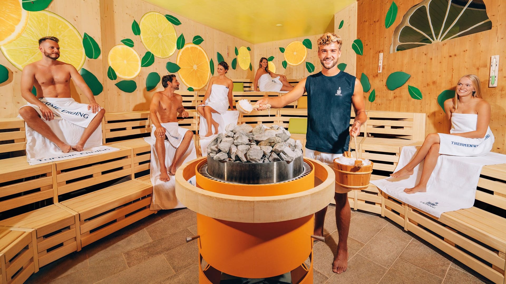 Gäste genießen einen Aufguss in der Citrus-Sauna (Archivbild): Gäste genießen einen Aufguss in der Citrus-Sauna (Archivbild):