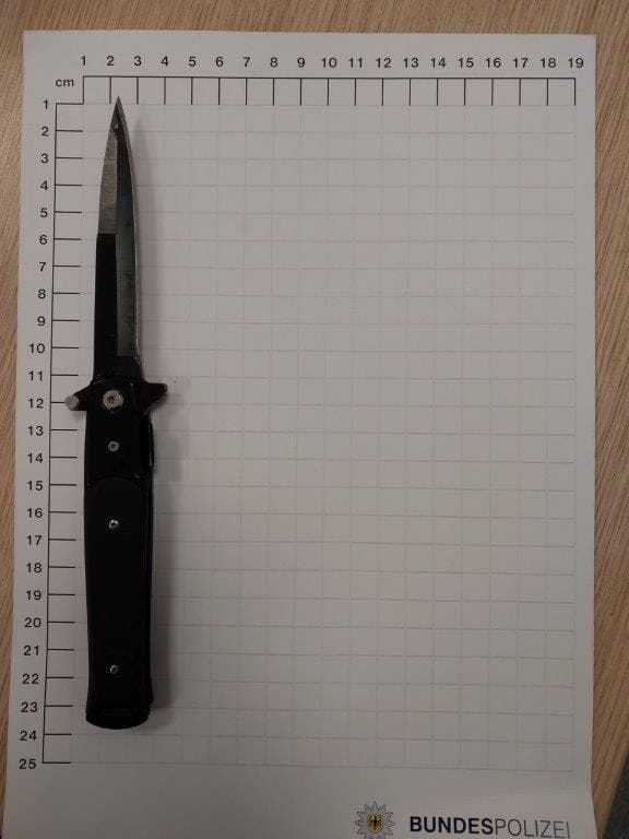 Das Springmesser: Die Bundespolizei am Flughafen Köln/Bonn stellten es sicher. Das Springmesser: Die Bundespolizei am Flughafen Köln/Bonn stellten es sicher.