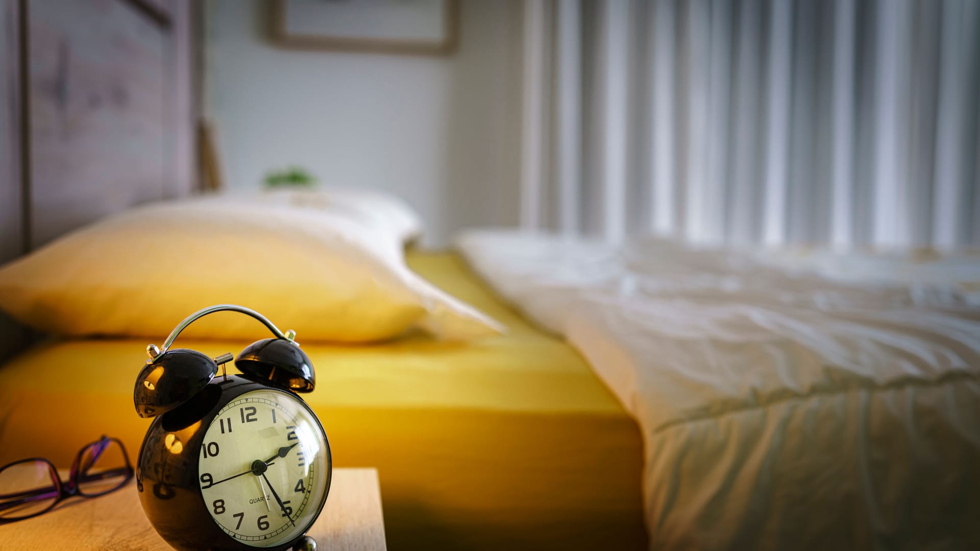 Wecker auf dem Nachttisch: Mit einer Wachtherapie lässt sich die Stimmung von Menschen mit Depressionen beeinflussen. Wecker auf dem Nachttisch: Mit einer Wachtherapie lässt sich die Stimmung von Menschen mit Depressionen beeinflussen.