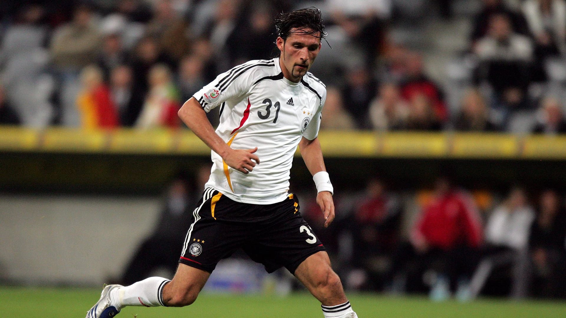 Kevin Kuranyi nahm mit Deutschland an der EM 2004 und 2008 teil. Er spielte für Stuttgart, Schalke, Dynamo Moskau und die TSG Hoffenheim. Kevin Kuranyi nahm mit Deutschland an der EM 2004 und 2008 teil. Er spielte für Stuttgart, Schalke, Dynamo Moskau und die TSG Hoffenheim.