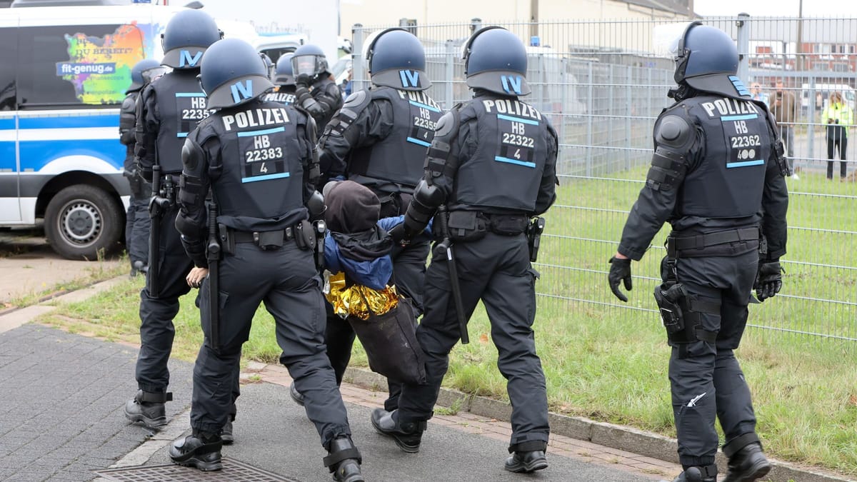 Polizei löst Blockaden von Aktivisten aufgelöst