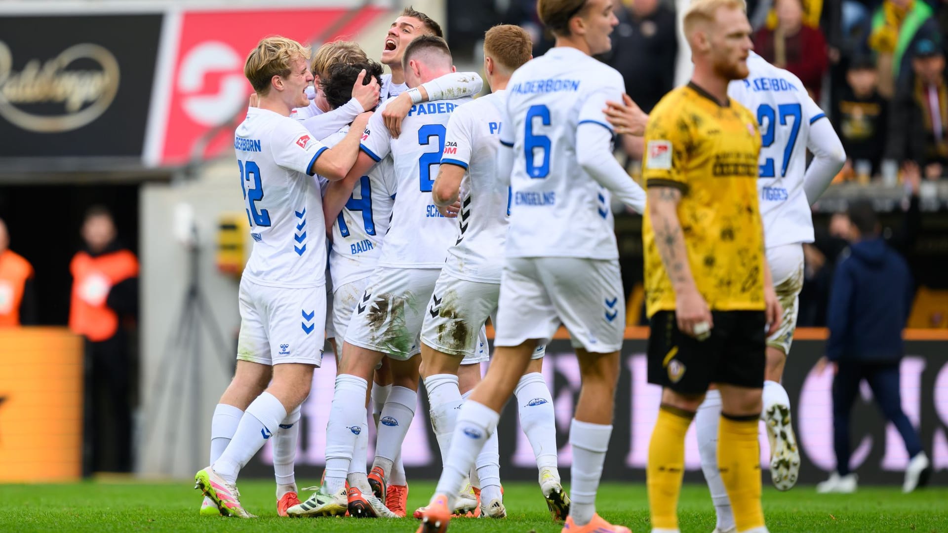 Mika Baur: Seine Mitspieler feiern ihn nach seinem Siegtreffer für Paderborn in Dresden.