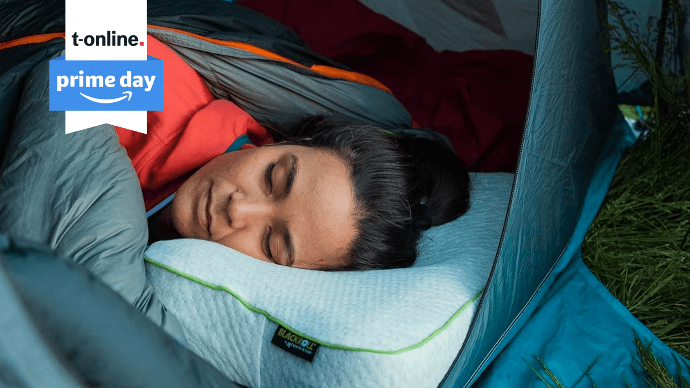 Das platzsparende, ergonomische Kissen ist ein praktischer Reisebegleiter.