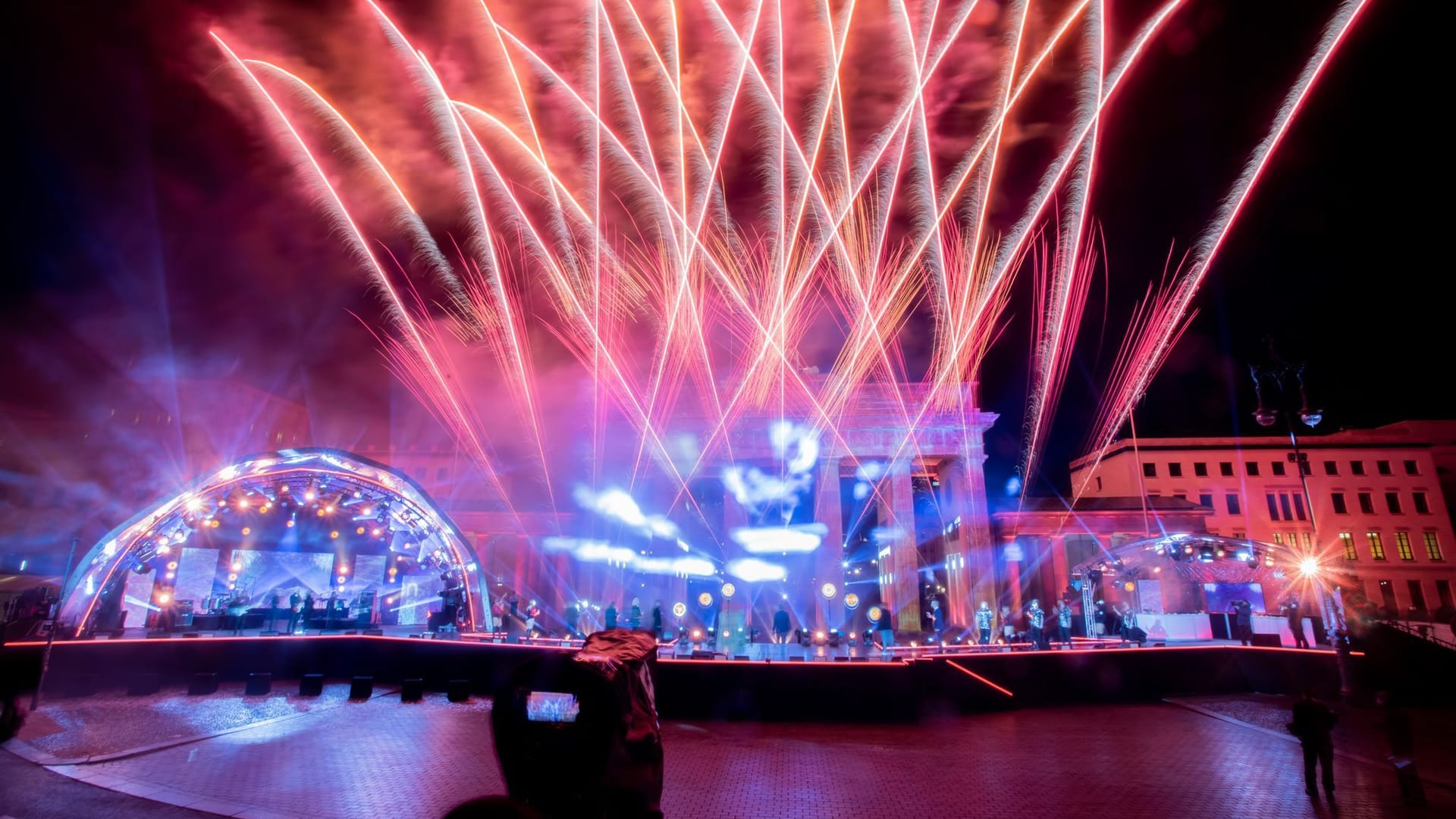 Feuerwerk vor dem Brandenburger Tor: Hier fand bisher die große ZDF-Silvestershow statt. Feuerwerk vor dem Brandenburger Tor: Hier fand bisher die große ZDF-Silvestershow statt.