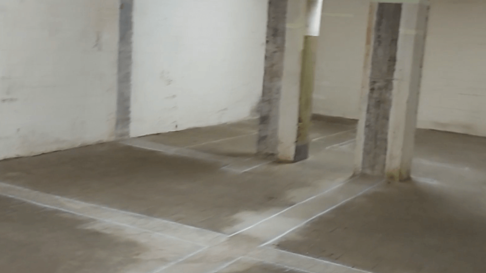 Der Kölner Hochbunker von innen: Die Wände zwischen den kleinen Räumen gibt es nicht mehr. An den weißen Stellen ist erkennbar, wo sie früher standen. In einem der Räume lebte auch der junge Horst Nußbaum mit Mutter und Schwester. Der Kölner Hochbunker von innen: Die Wände zwischen den kleinen Räumen gibt es nicht mehr. An den weißen Stellen ist erkennbar, wo sie früher standen. In einem der Räume lebte auch der junge Horst Nußbaum mit Mutter und Schwester.