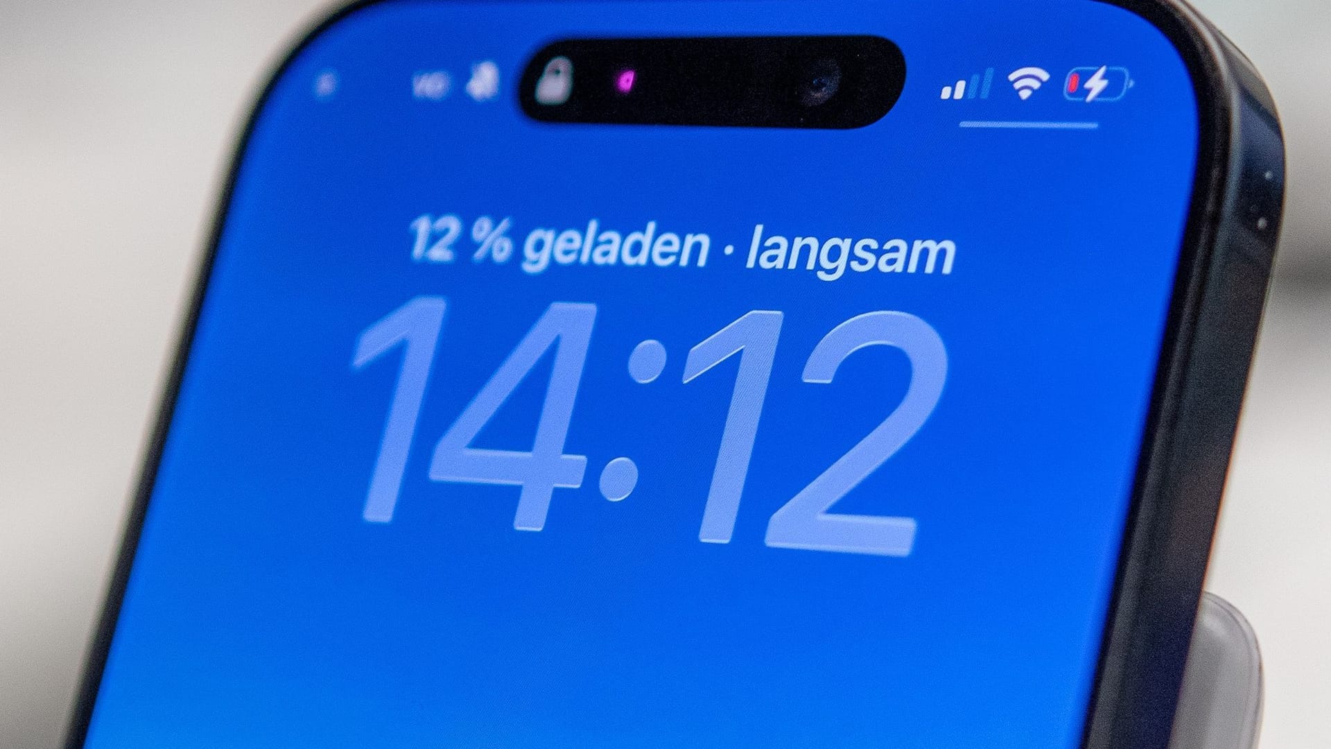 Ein iPhone zeigt langsames Laden an Ein iPhone zeigt langsames Laden an