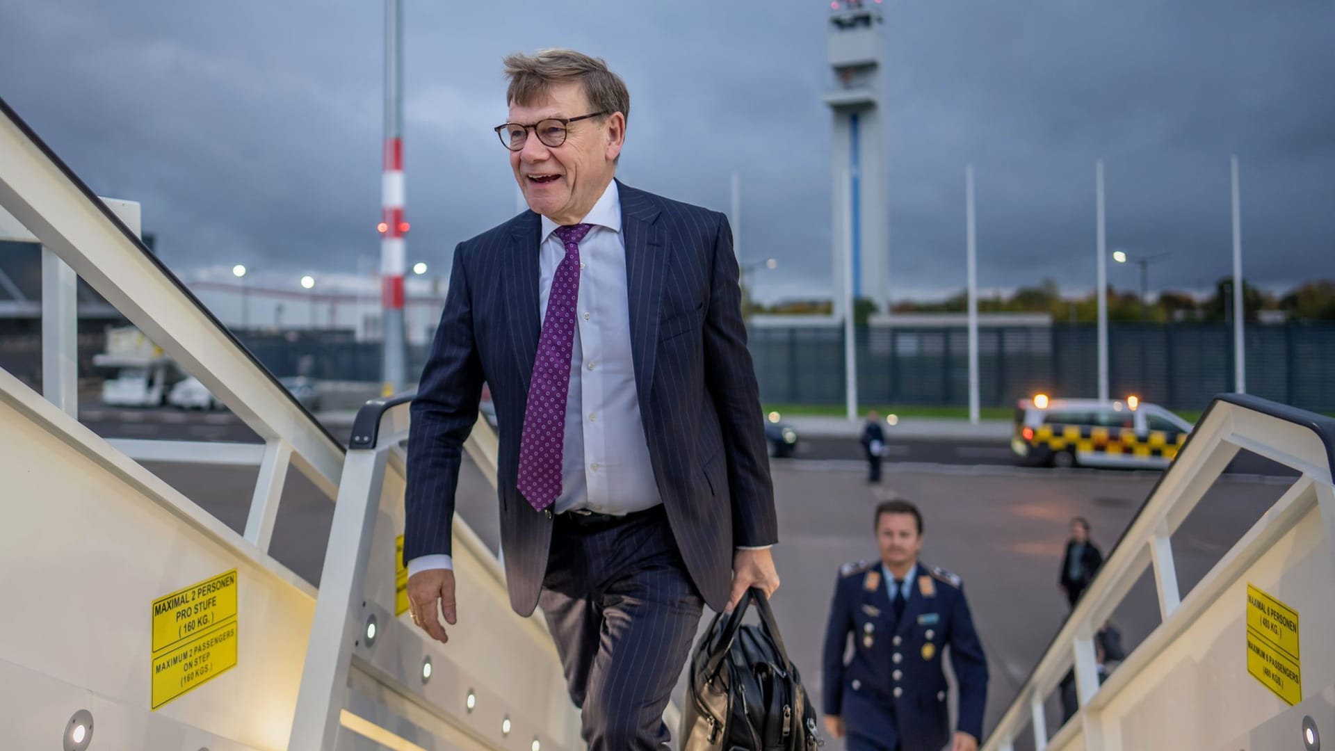 Johann Wadephul (CDU) steigt am Flughafen in ein Flugzeug, um in die Türkei zu fliegen. Johann Wadephul (CDU) steigt am Flughafen in ein Flugzeug, um in die Türkei zu fliegen.
