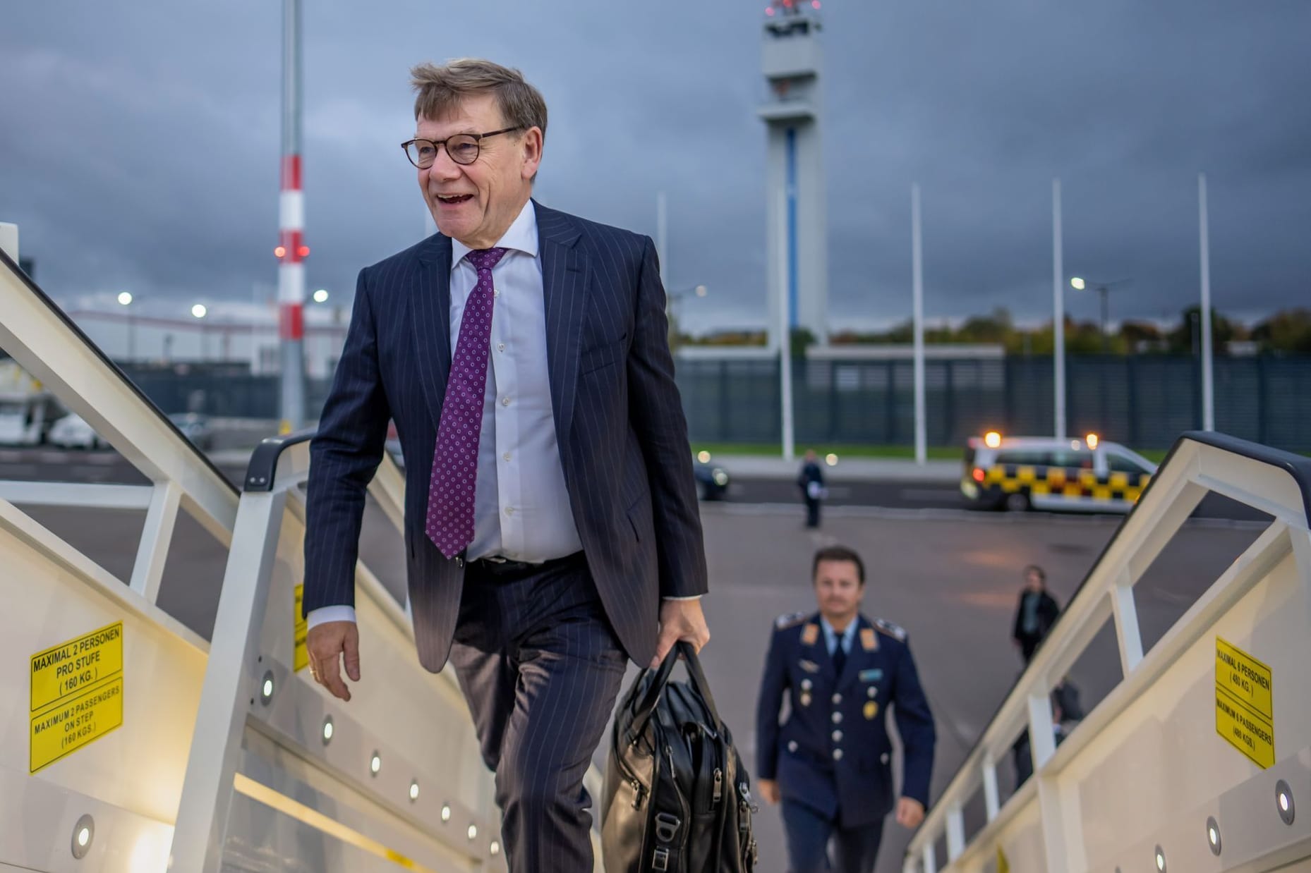 Johann Wadephul (CDU) steigt am Flughafen in ein Flugzeug, um in die Türkei zu fliegen.
