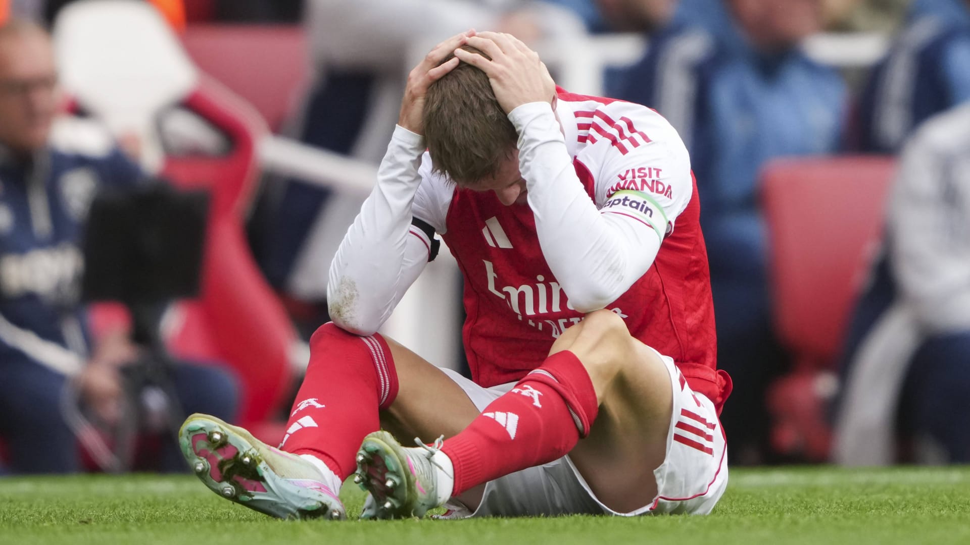 Am Boden: Arsenals Martin Ödegaard im Spiel gegen West Ham United. Am Boden: Arsenals Martin Ödegaard im Spiel gegen West Ham United.