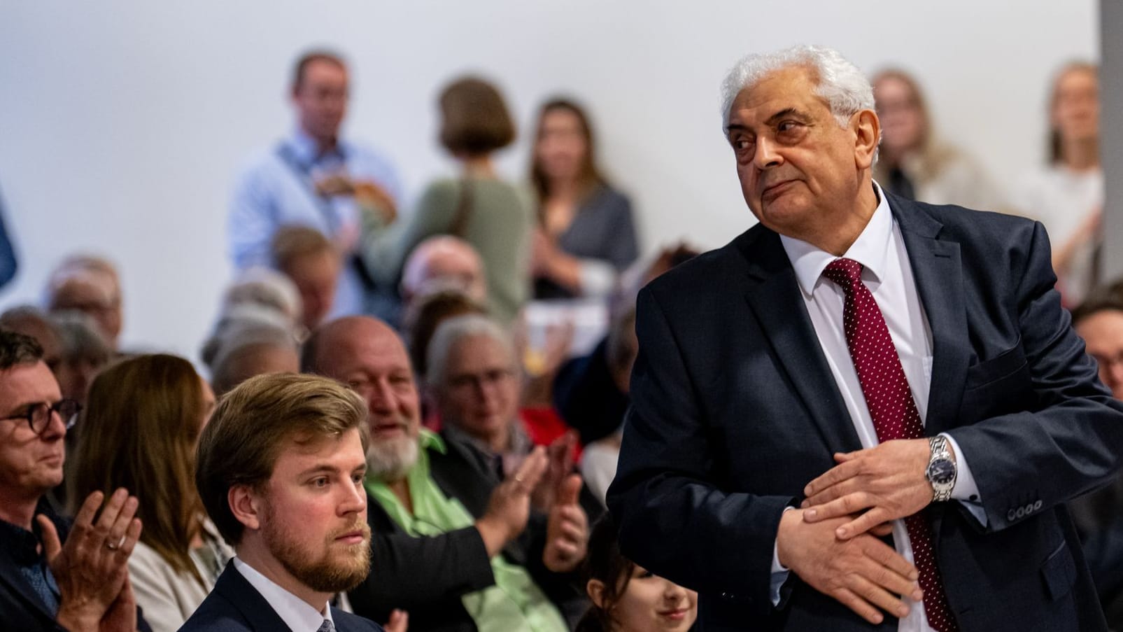 Applaus in Potsdam: Sergej Netschajew (r), russischer Botschafter, kommt zur Ausstellung der BSW-Landtagsfraktion. Applaus in Potsdam: Sergej Netschajew (r), russischer Botschafter, kommt zur Ausstellung der BSW-Landtagsfraktion.