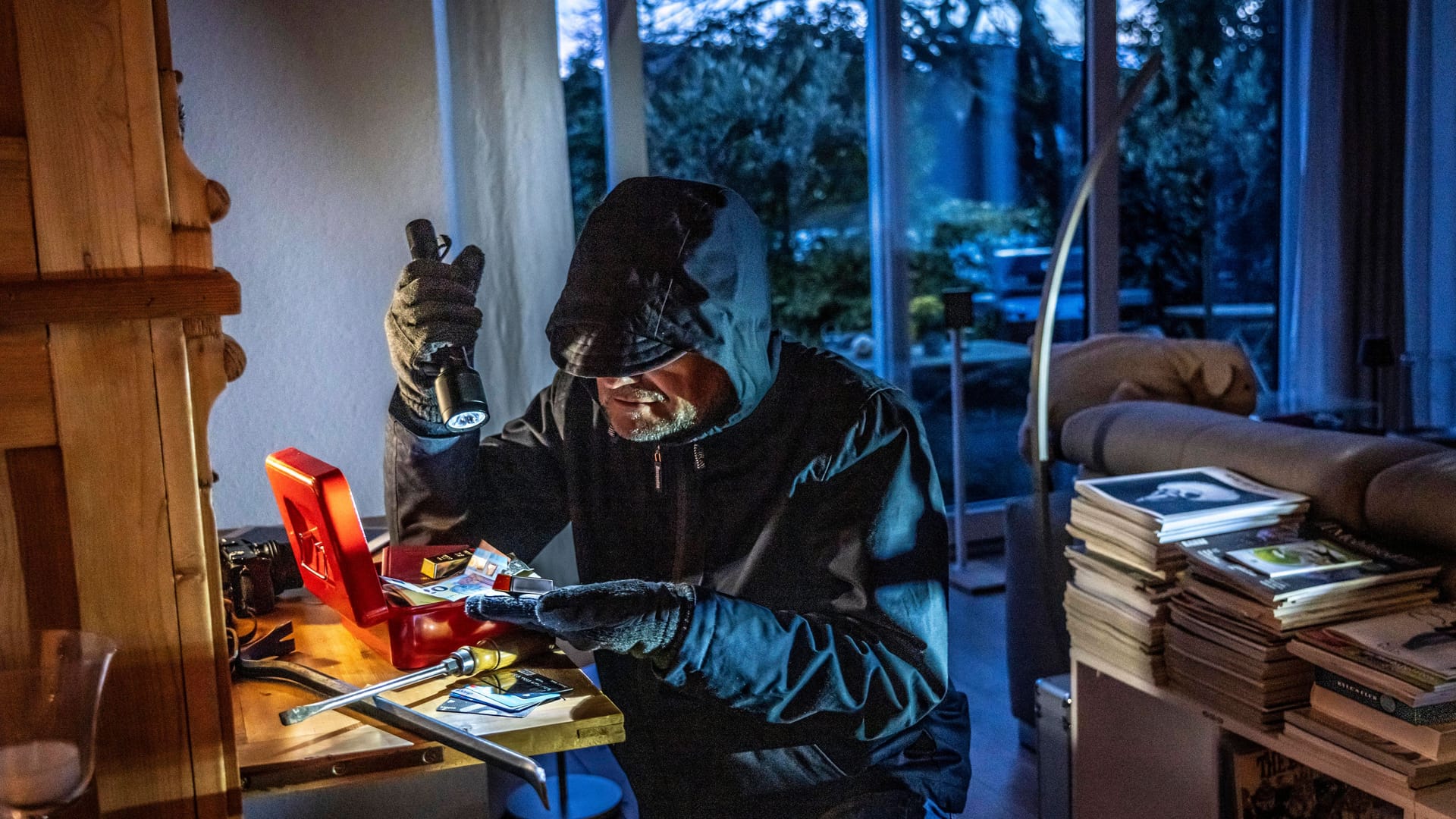 Ein Einbrecher (Symbolbild): In Dresden haben Diebe Goldmünzen gestohlen.