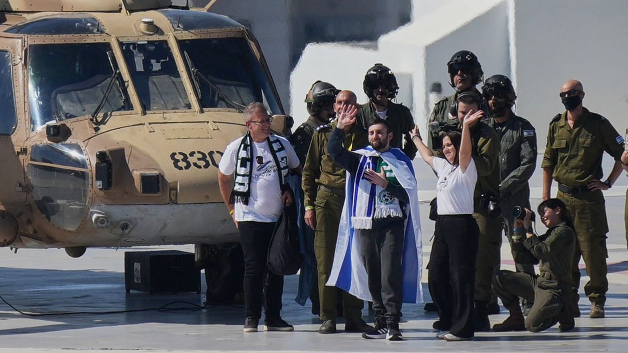 Matan Angrest (Mitte) zusammen mit seinen Angehörigen und Mitgliedern der israelischen Armee bei seiner Ankunft am Krankenhaus. Matan Angrest (Mitte) zusammen mit seinen Angehörigen und Mitgliedern der israelischen Armee bei seiner Ankunft am Krankenhaus.