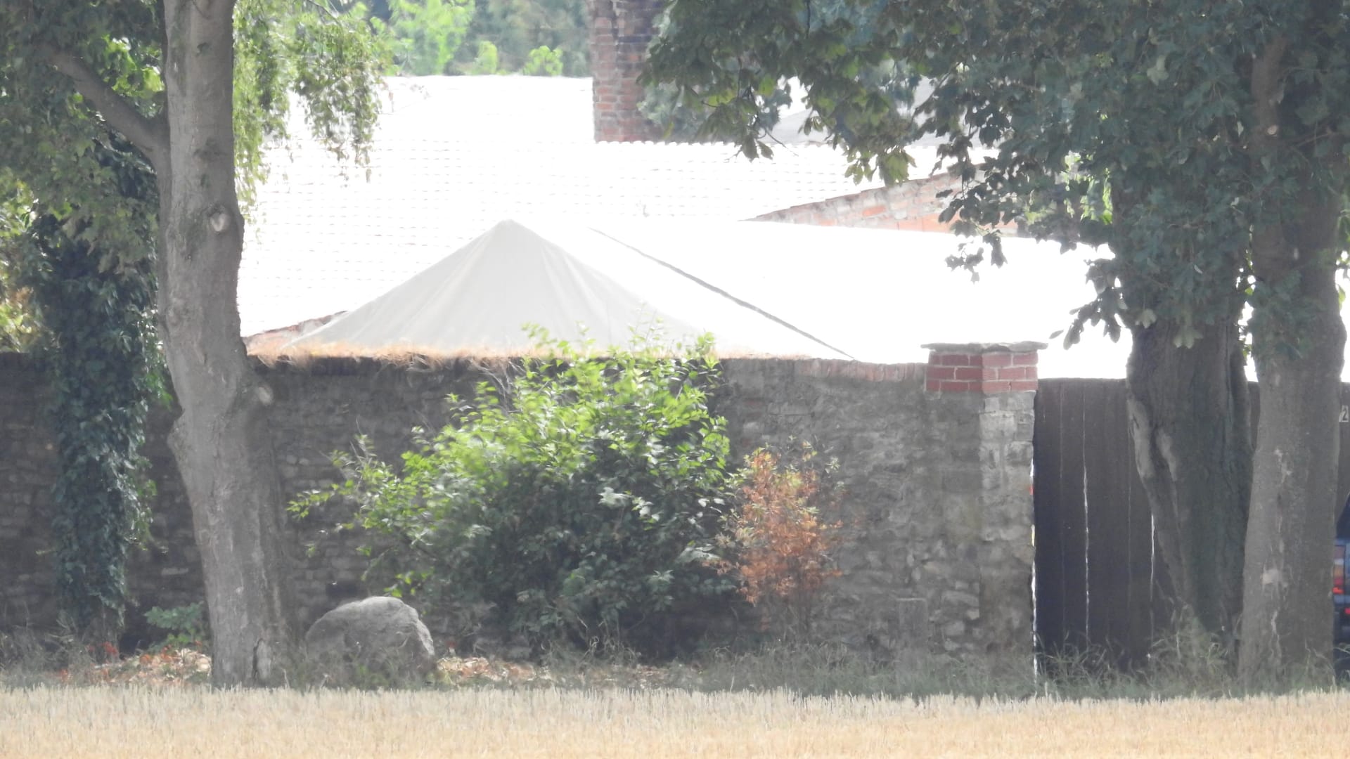 Der Hof nahe Magdeburg: Die Grenzen zwischen Politik, Geschäft und Privatem scheinen dort fließend. Spuren diskreter Deals führen dorthin. Der Hof nahe Magdeburg: Die Grenzen zwischen Politik, Geschäft und Privatem scheinen dort fließend. Spuren diskreter Deals führen dorthin.