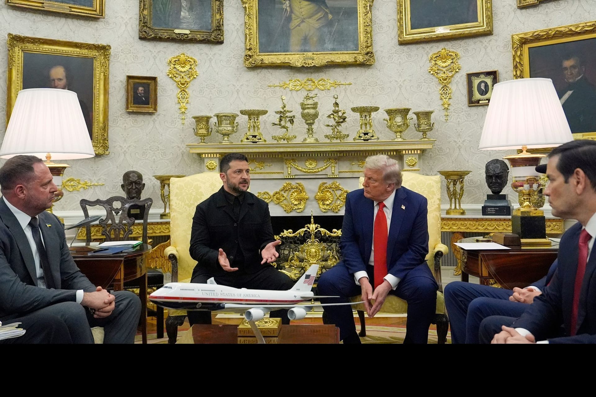 Selenskyj bittet Trump um mehr Waffen. Bezahlen sollen sie die Europäer. Selenskyj bittet Trump um mehr Waffen. Bezahlen sollen sie die Europäer.