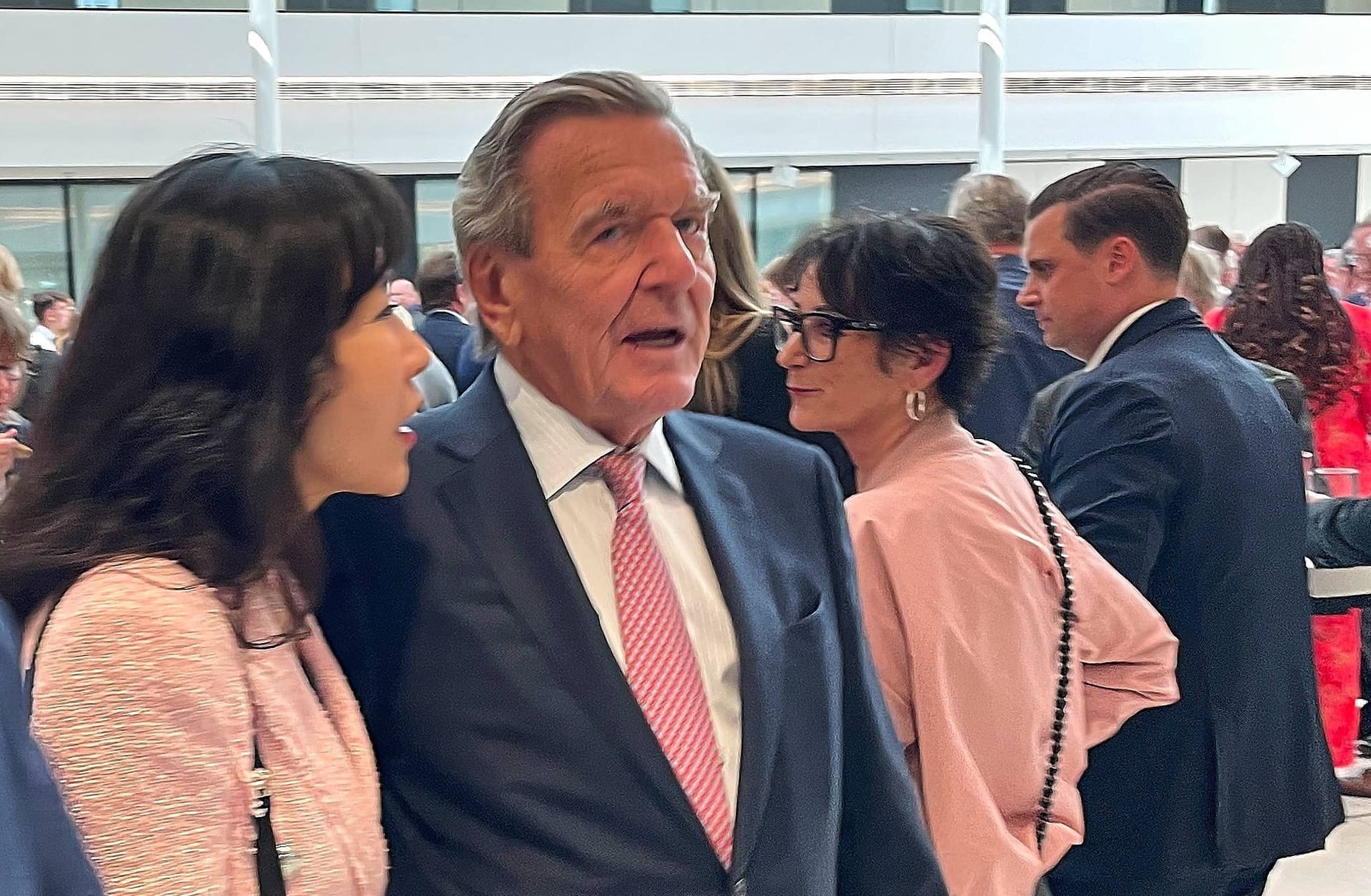 Gerhard Schröder hat sich von Putin einwickeln lassen. Gerhard Schröder hat sich von Putin einwickeln lassen.