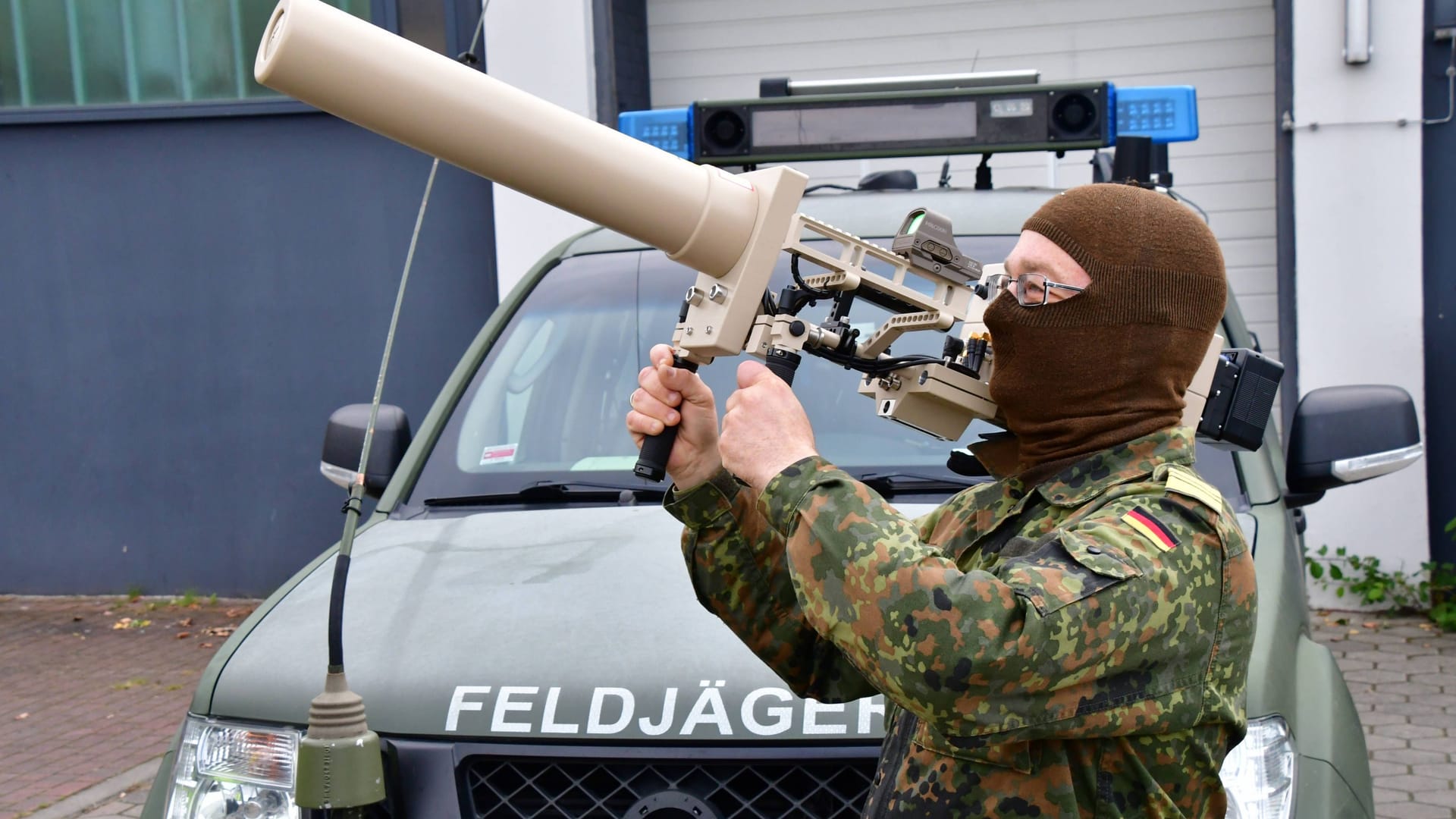 Ein Bundeswehrsoldat mit einem Jammer, der elektronische Signale vom Drohnen stört. (Archivbild) Ein Bundeswehrsoldat mit einem Jammer, der elektronische Signale vom Drohnen stört. (Archivbild)
