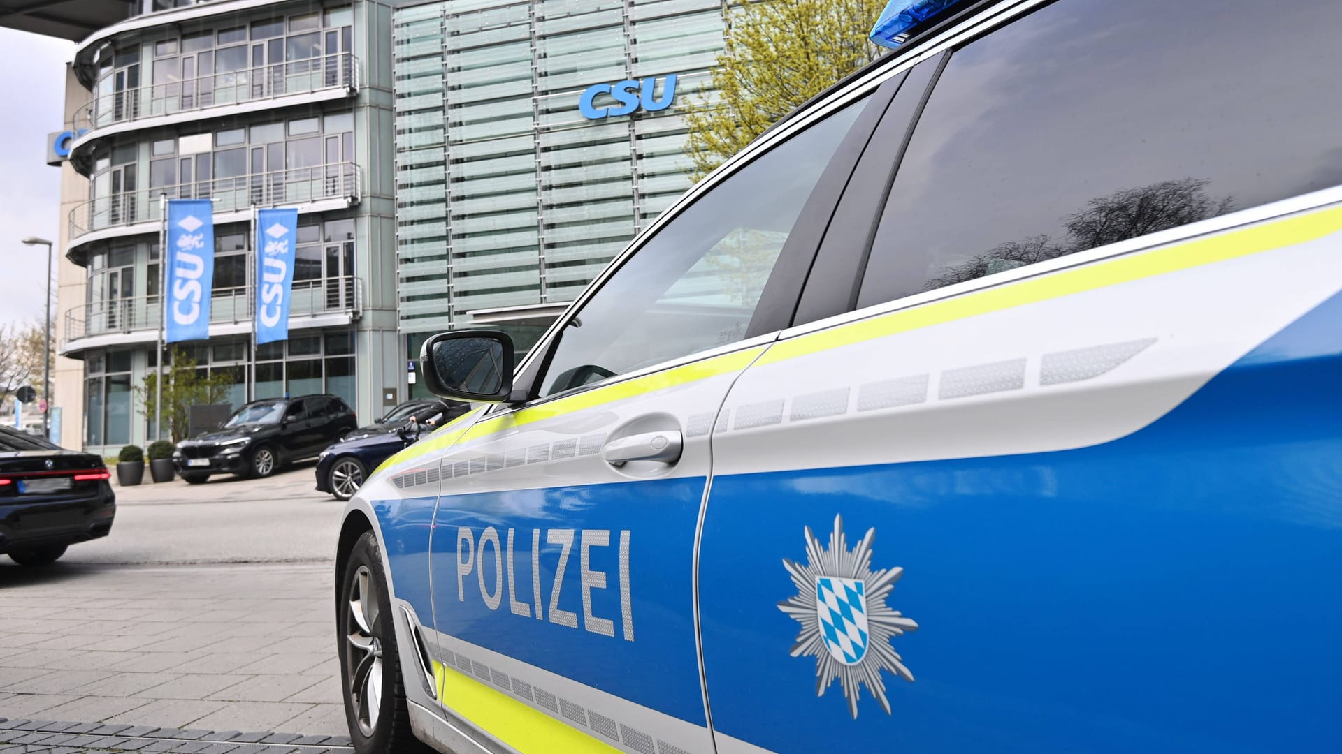 Ein Polizeiauto vor der CSU-Zentrale in München: Ein Feuer am Hauptquartier der Partei sorgt für Ermittlungen des Staatsschutzes.
