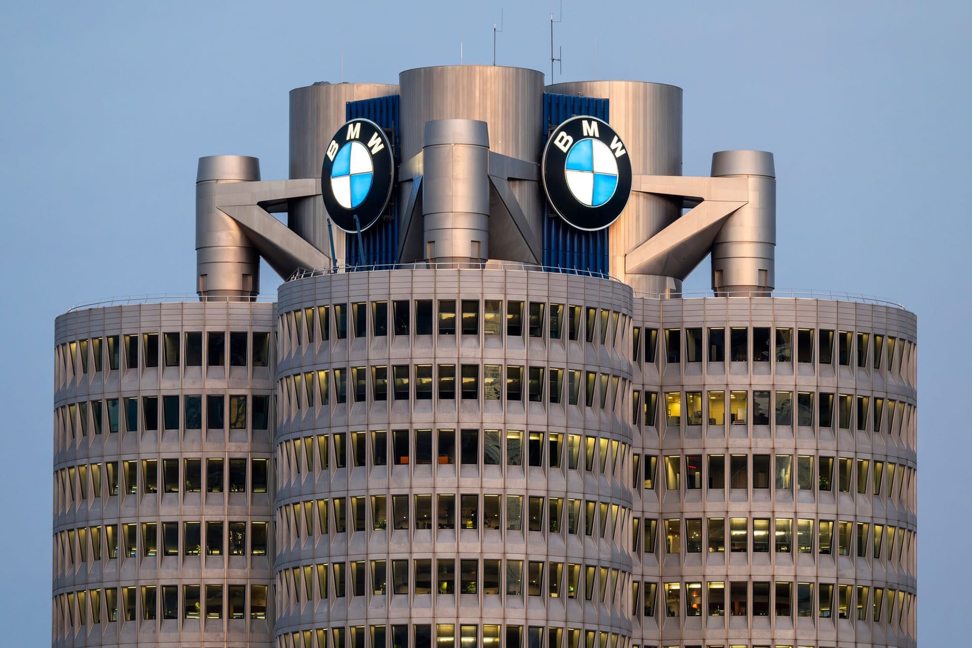 BMW Konzernzentrale mit BMW Logo