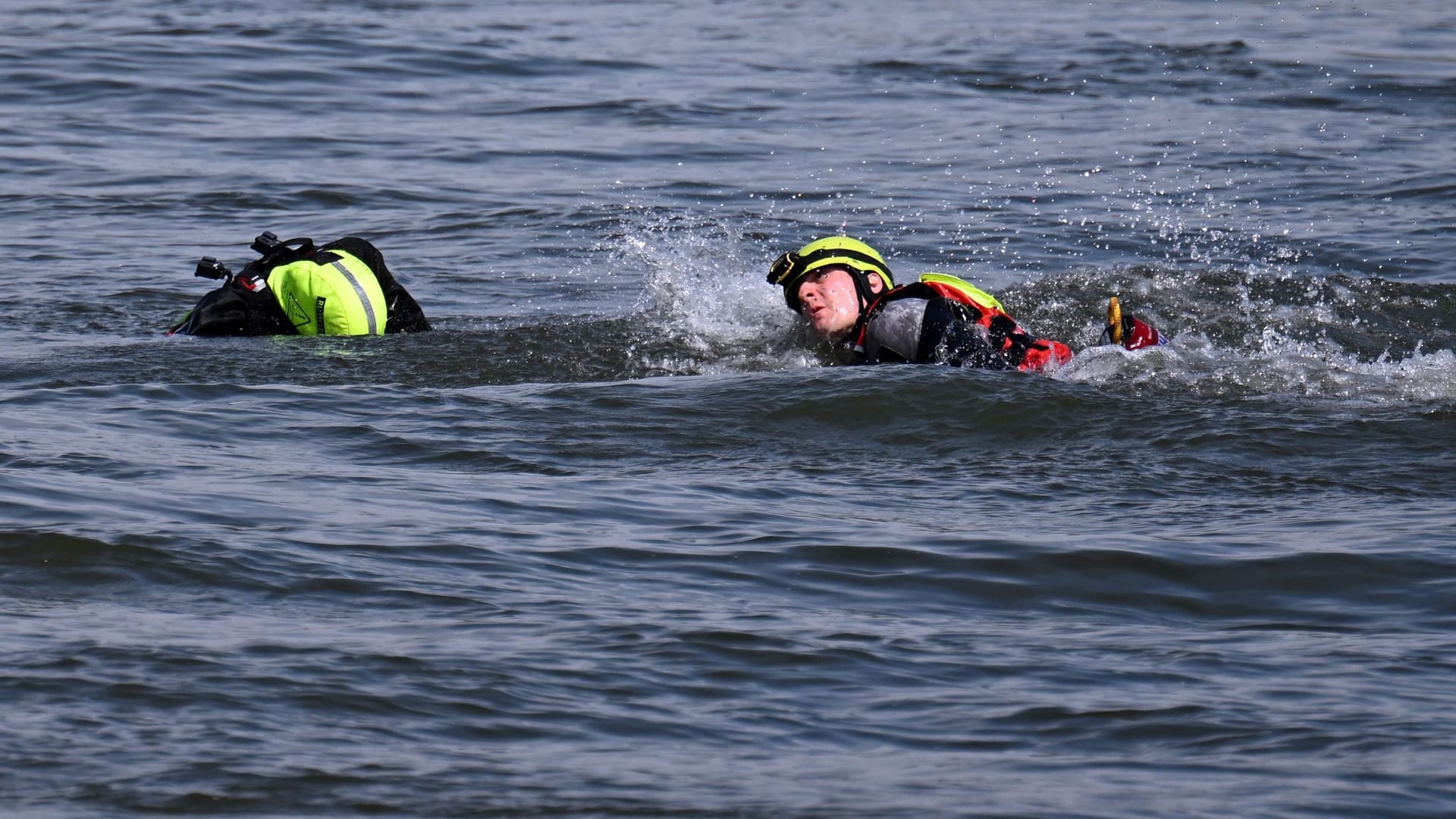 Feuerwehrübung auf dem Rhein Feuerwehrübung auf dem Rhein
