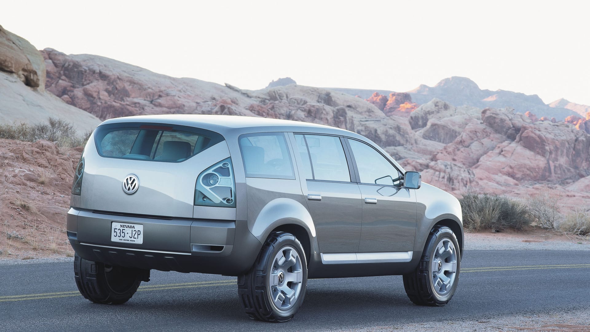 Eigenwillig: Die Klappe am steilen Heck wirkt wie angepappt, die Rückleuchten atmen den Geist der frühen 2000er. Eigenwillig: Die Klappe am steilen Heck wirkt wie angepappt, die Rückleuchten atmen den Geist der frühen 2000er.