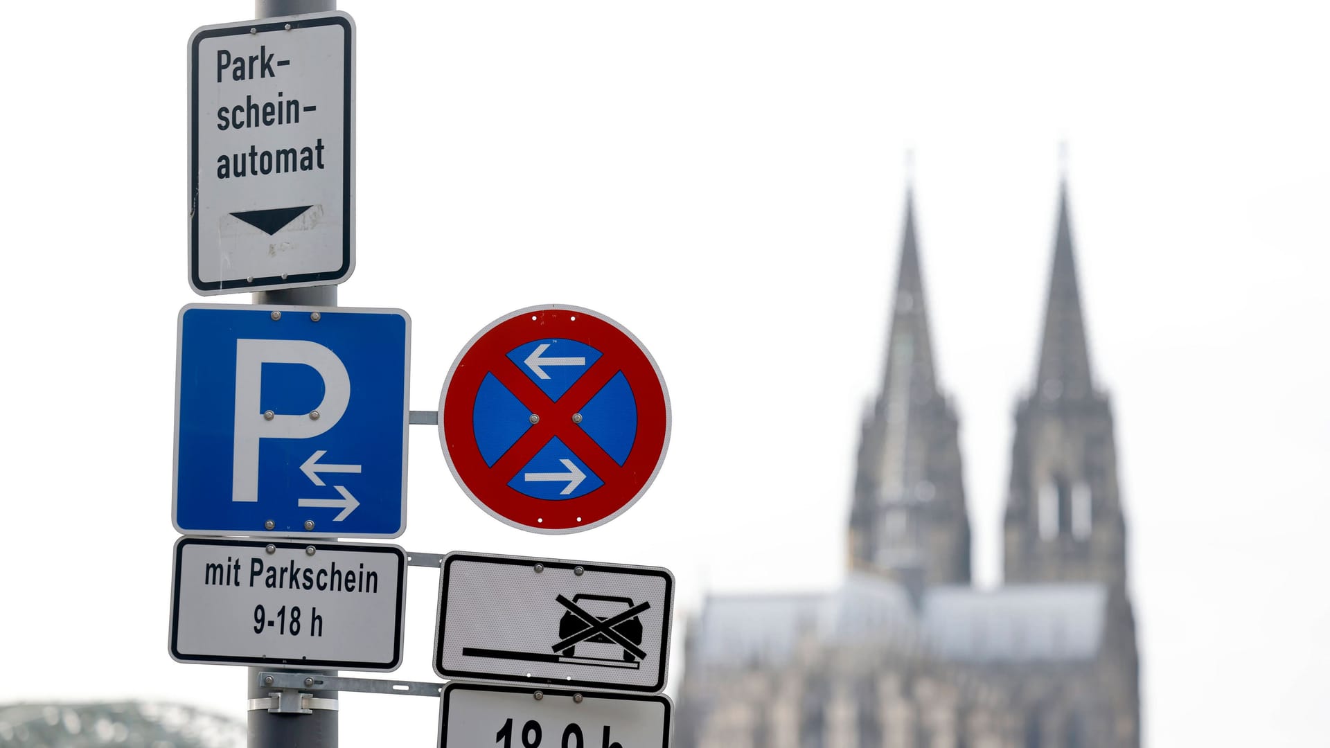 Schilder für eine Parkzone in Köln (Symbolfoto): Die Stadt beklagt hohe Schäden an ihren Parkautomaten. Schilder für eine Parkzone in Köln (Symbolfoto): Die Stadt beklagt hohe Schäden an ihren Parkautomaten.