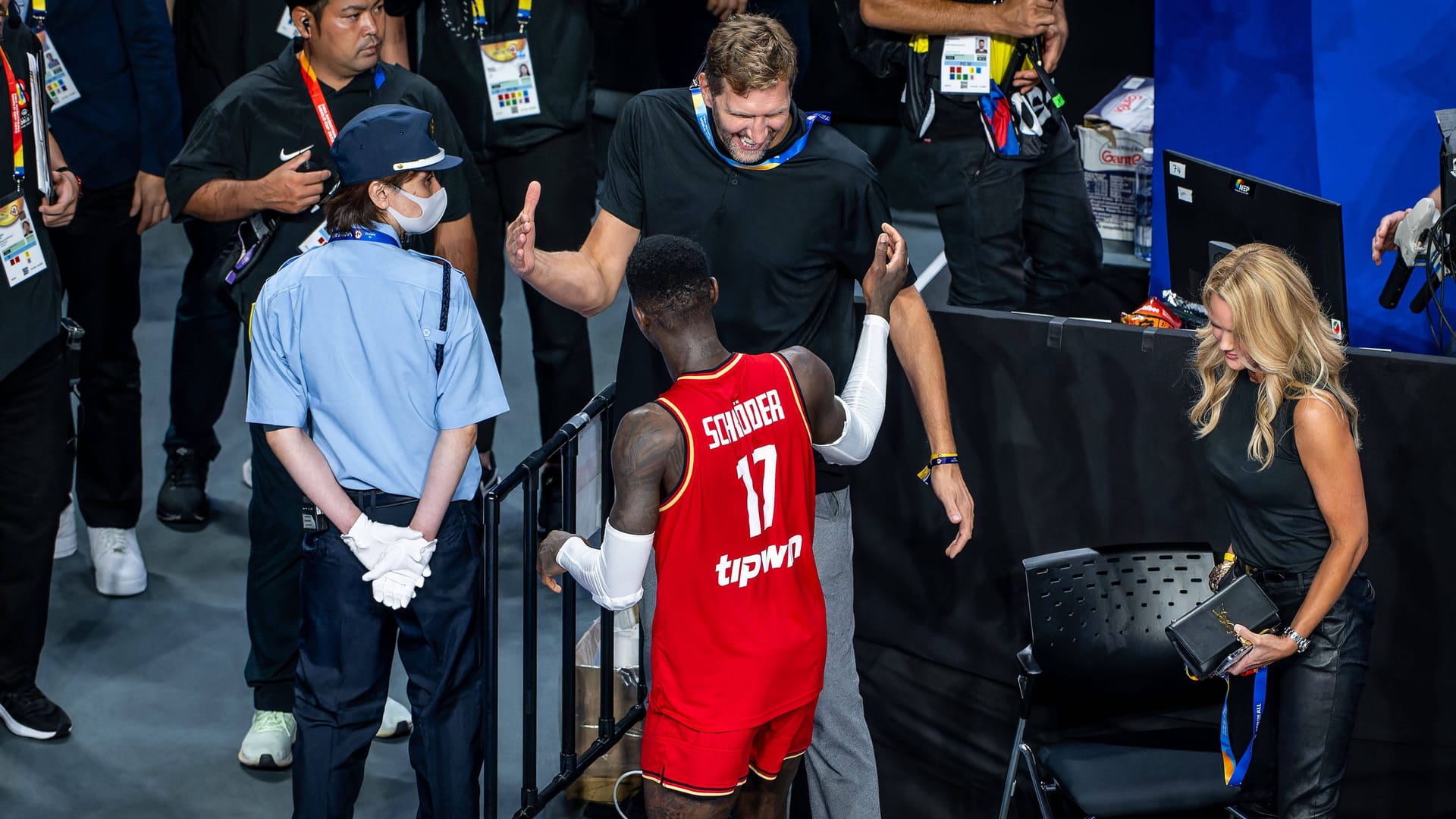 Schröder und Dirk Nowitzki bei der Basketball-WM in Japan 2023. Schröder und Dirk Nowitzki bei der Basketball-WM in Japan 2023.