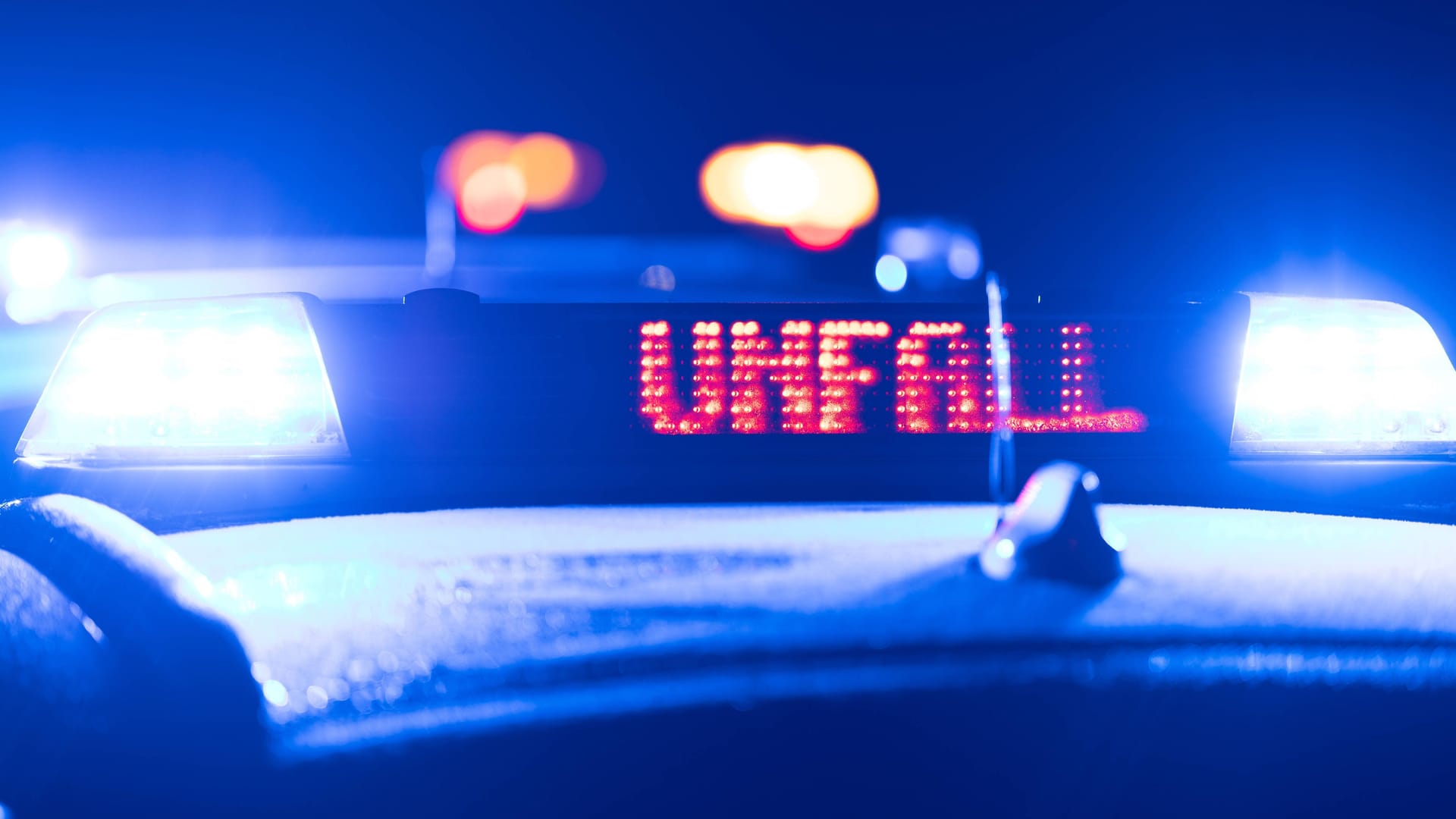 Ein Streifenwagen mit leuchtendem "Unfall"-Signal: Der Fußgänger kam mit schweren Verletzungen in ein Krankenhaus. Ein Streifenwagen mit leuchtendem "Unfall"-Signal: Der Fußgänger kam mit schweren Verletzungen in ein Krankenhaus.