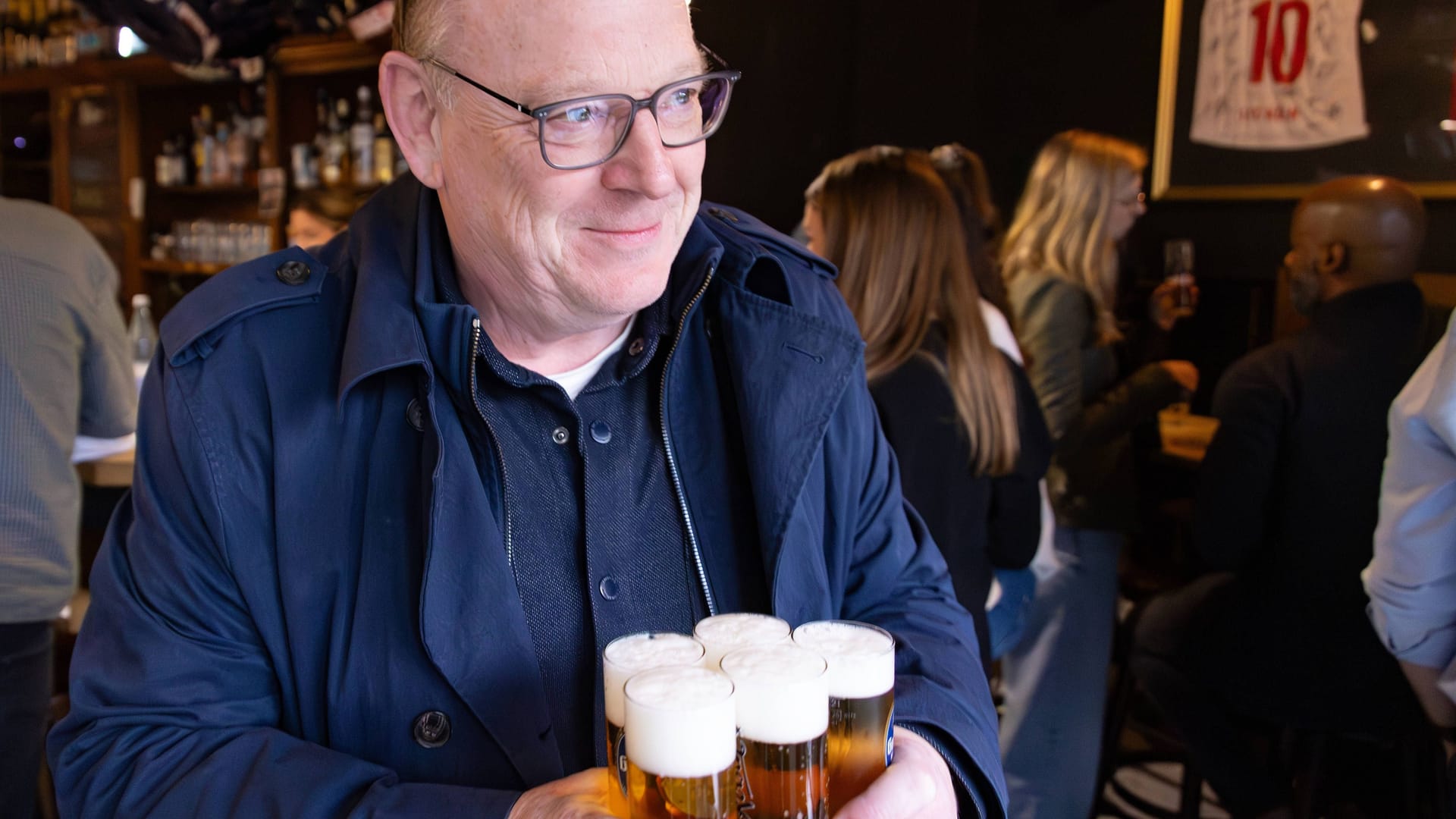 Das schmeckt: Kölns neuer OB Torsten Burmester (SPD) mit einigen Stangen Kölsch. (Archivbild) Das schmeckt: Kölns neuer OB Torsten Burmester (SPD) mit einigen Stangen Kölsch. (Archivbild)