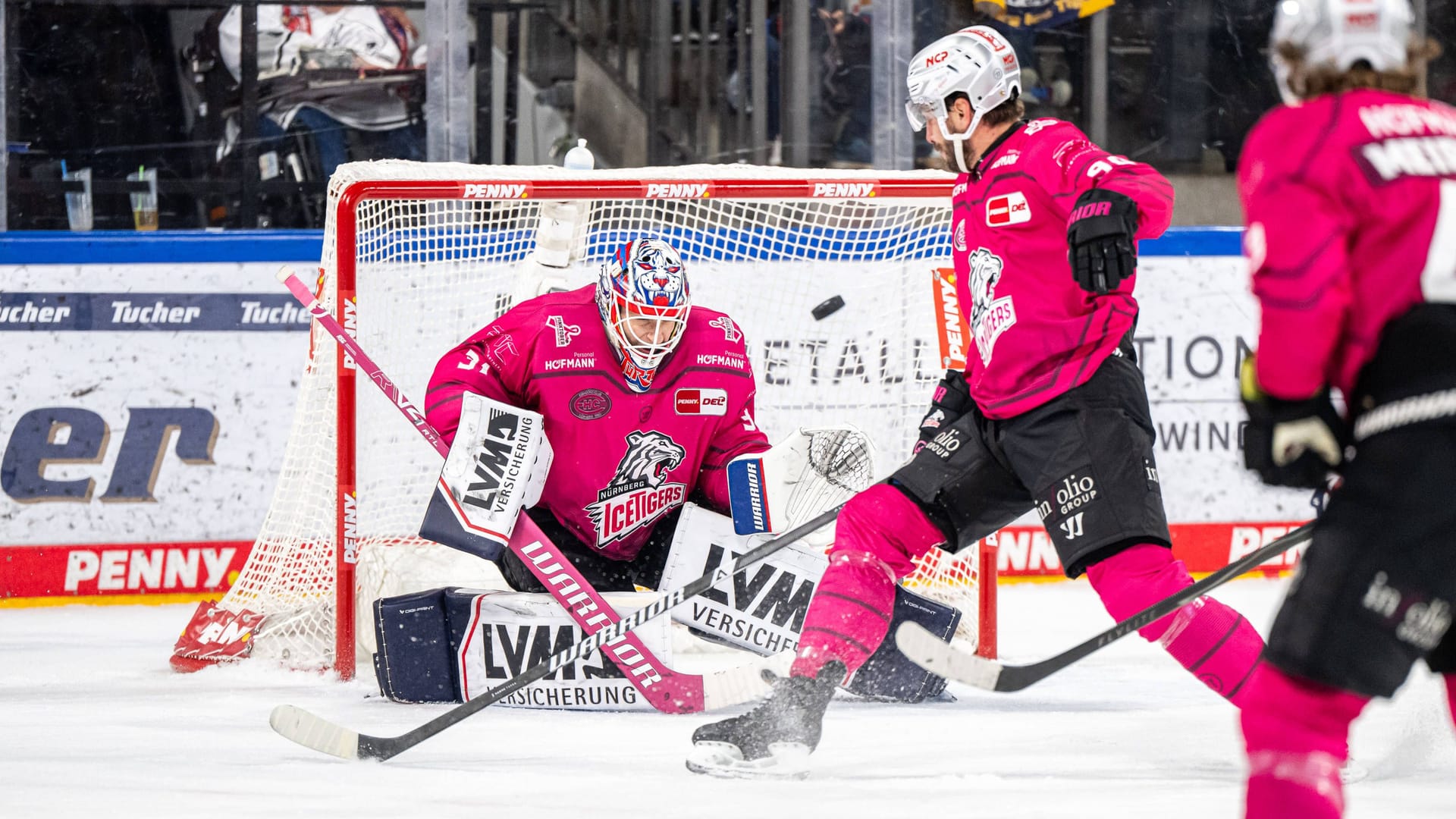 Die Spieler der Nürnberg Ice Tigers in der Partie gegen Mannheim (Archivbild): Die "Pinktober"-Trikots sollen in allen Heimspielen im Oktober zum Einsatz kommen. Die Spieler der Nürnberg Ice Tigers in der Partie gegen Mannheim (Archivbild): Die "Pinktober"-Trikots sollen in allen Heimspielen im Oktober zum Einsatz kommen.