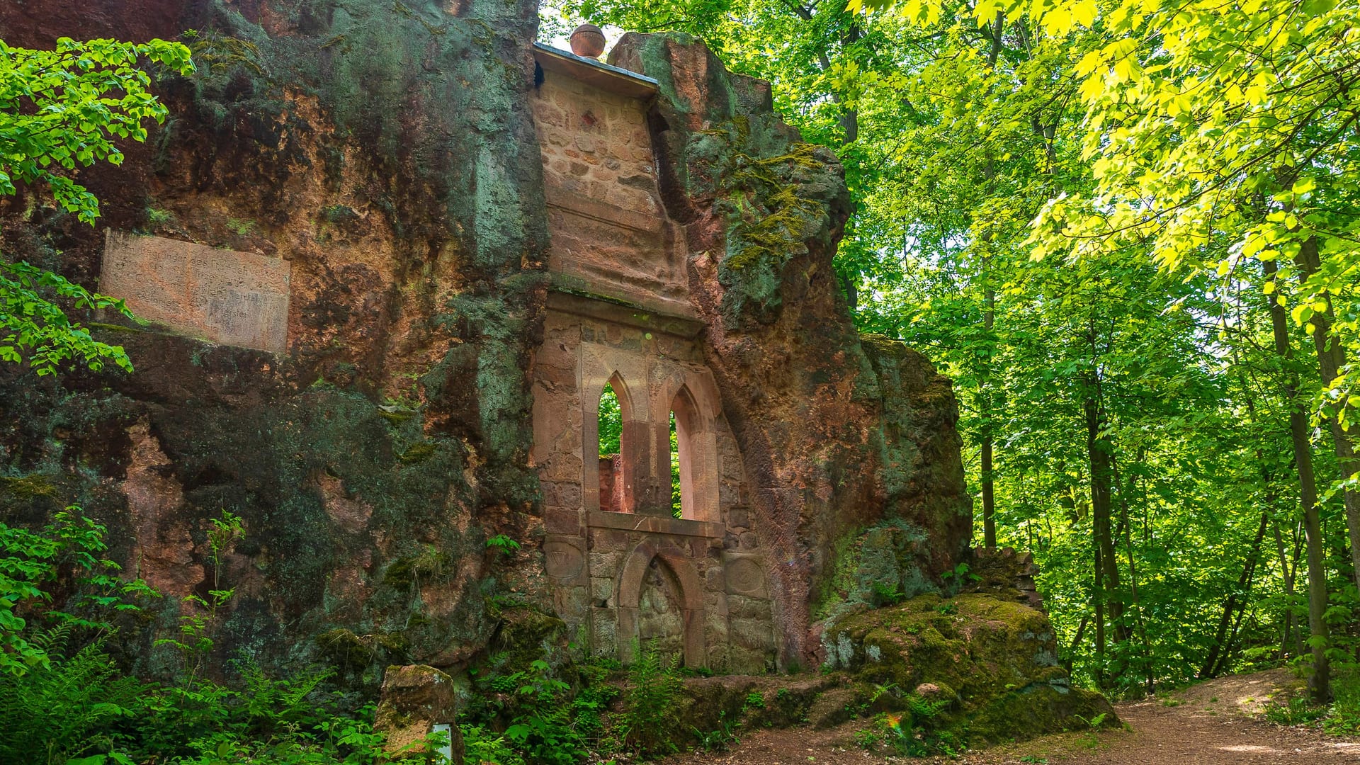 Der Lehrpfad führt auch über die sogenannte Einsiedelei im Seidelbruch. Der Lehrpfad führt auch über die sogenannte Einsiedelei im Seidelbruch.