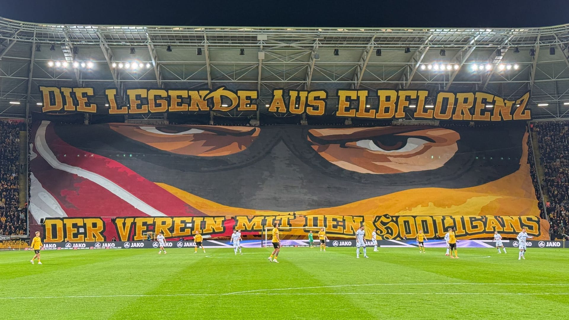 Die Choreographie der Dresdner Fans vor dem Anpfiff. Die Choreographie der Dresdner Fans vor dem Anpfiff.