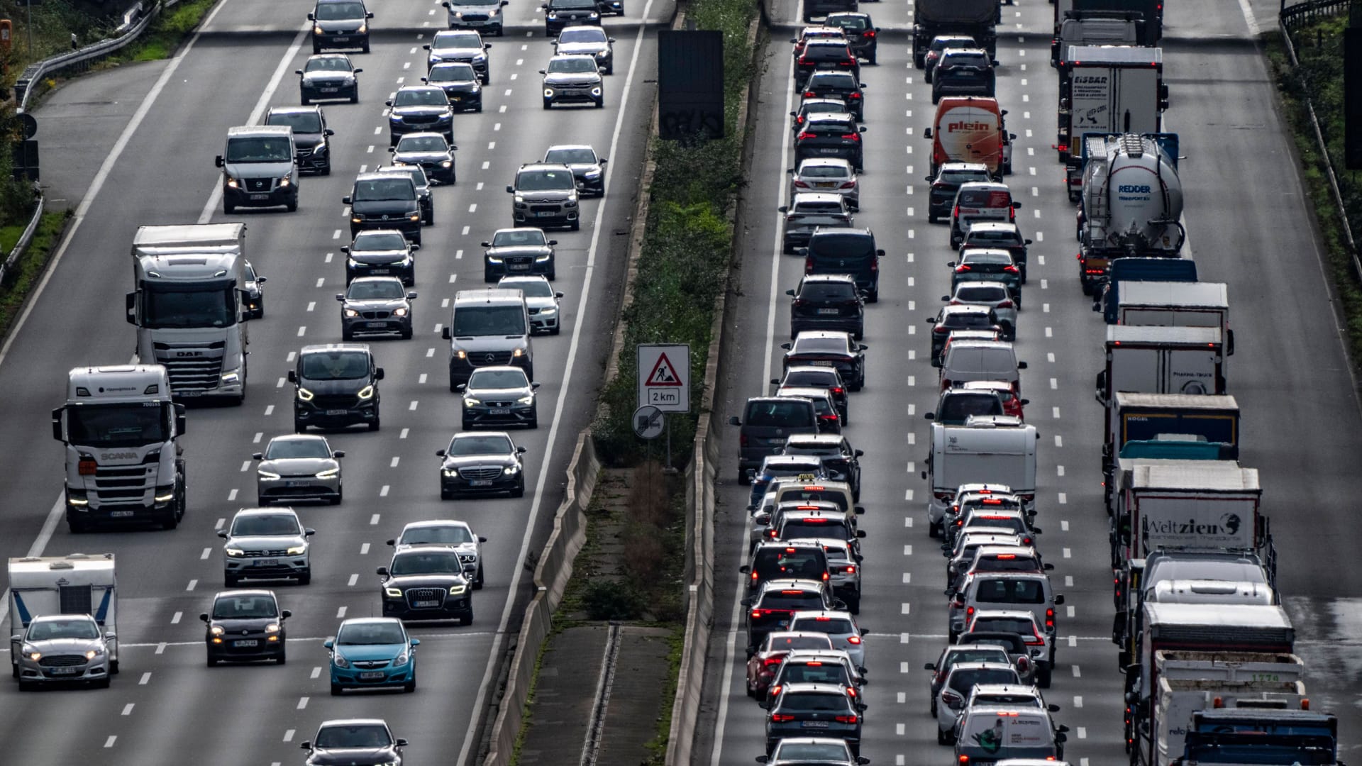 Stau auf einer Autobahn (Symbolfoto): Am Mittwochabend wird die A59 gesperrt – in der Region wird deshalb ein Verkehrschaos befürchtet. Stau auf einer Autobahn (Symbolfoto): Am Mittwochabend wird die A59 gesperrt – in der Region wird deshalb ein Verkehrschaos befürchtet.