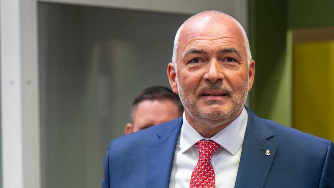 Axel Fischer (CDU) beim Betreten des Gerichtssaals des Oberlandesgerichts München. Fischer soll mehrere zehntausend Euro von Aserbaidschan erhalten haben. Axel Fischer (CDU) beim Betreten des Gerichtssaals des Oberlandesgerichts München. Fischer soll mehrere zehntausend Euro von Aserbaidschan erhalten haben.