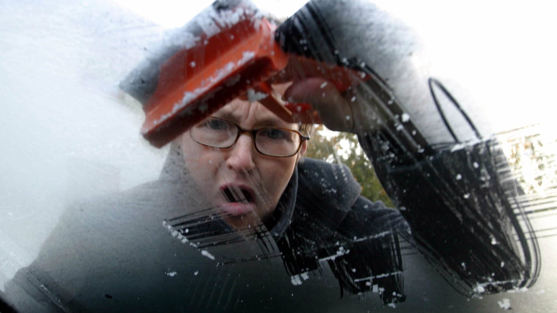 Eine Autofahrerin kämpft mit erstem Frost (Symbolbild).