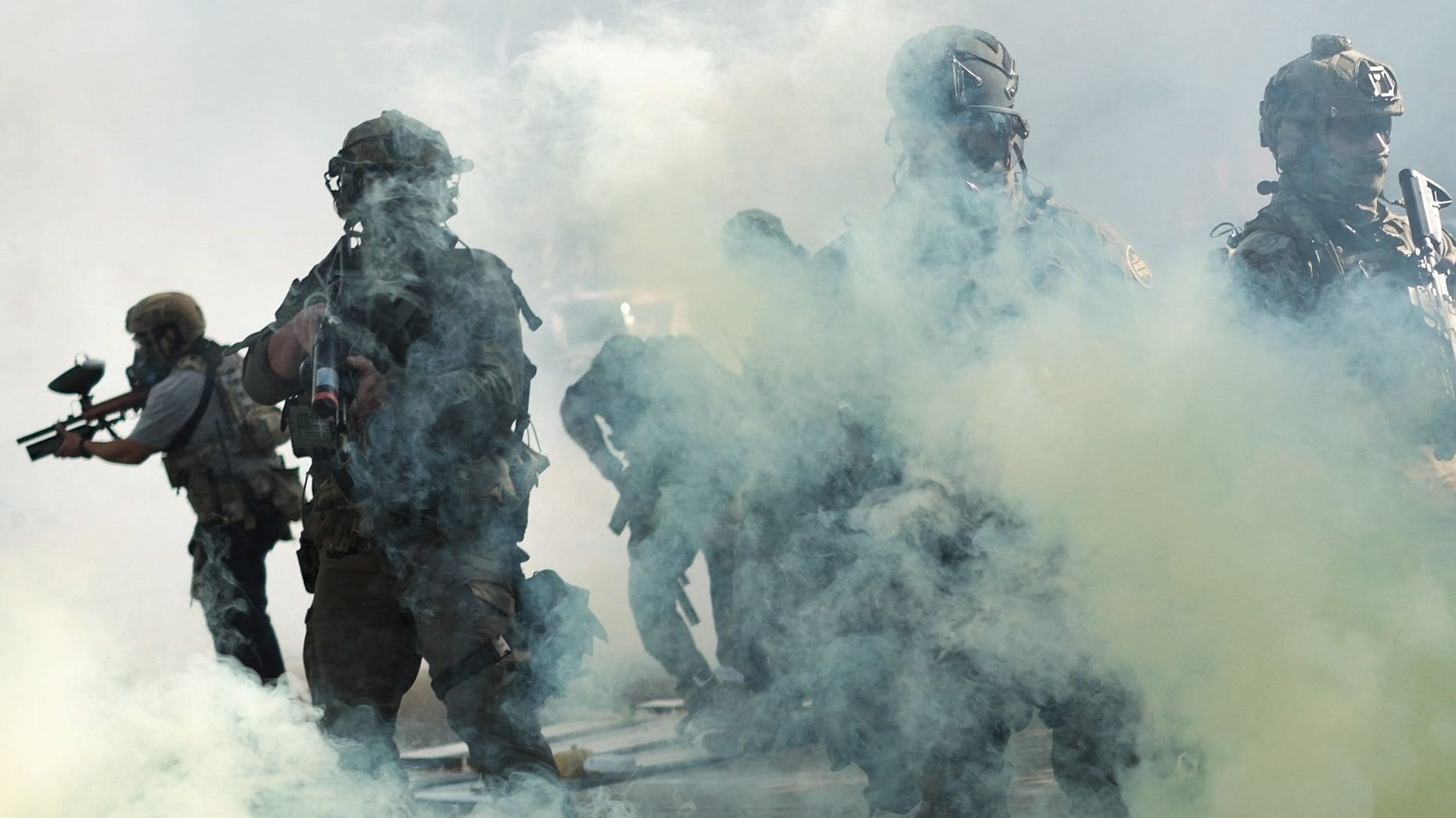 Sicherheitskräfte bei den Protesten gegen die US-Abschiebebehörde ICE (Immigration and Customs Enforcement) in Chicago: Eskalationen mit ungewissem Augang. Sicherheitskräfte bei den Protesten gegen die US-Abschiebebehörde ICE (Immigration and Customs Enforcement) in Chicago: Eskalationen mit ungewissem Augang.