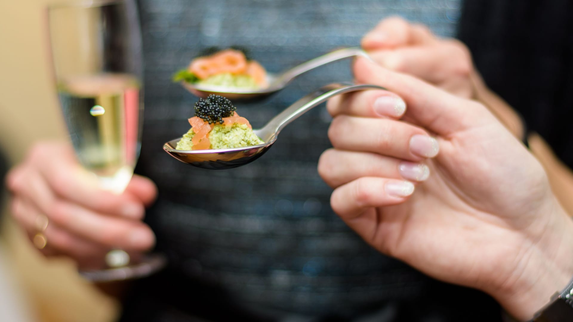 Häppchen mit Kaviar: Vor allem im EU-Ausland kann das Konservierungsmittel zum Problem werden.